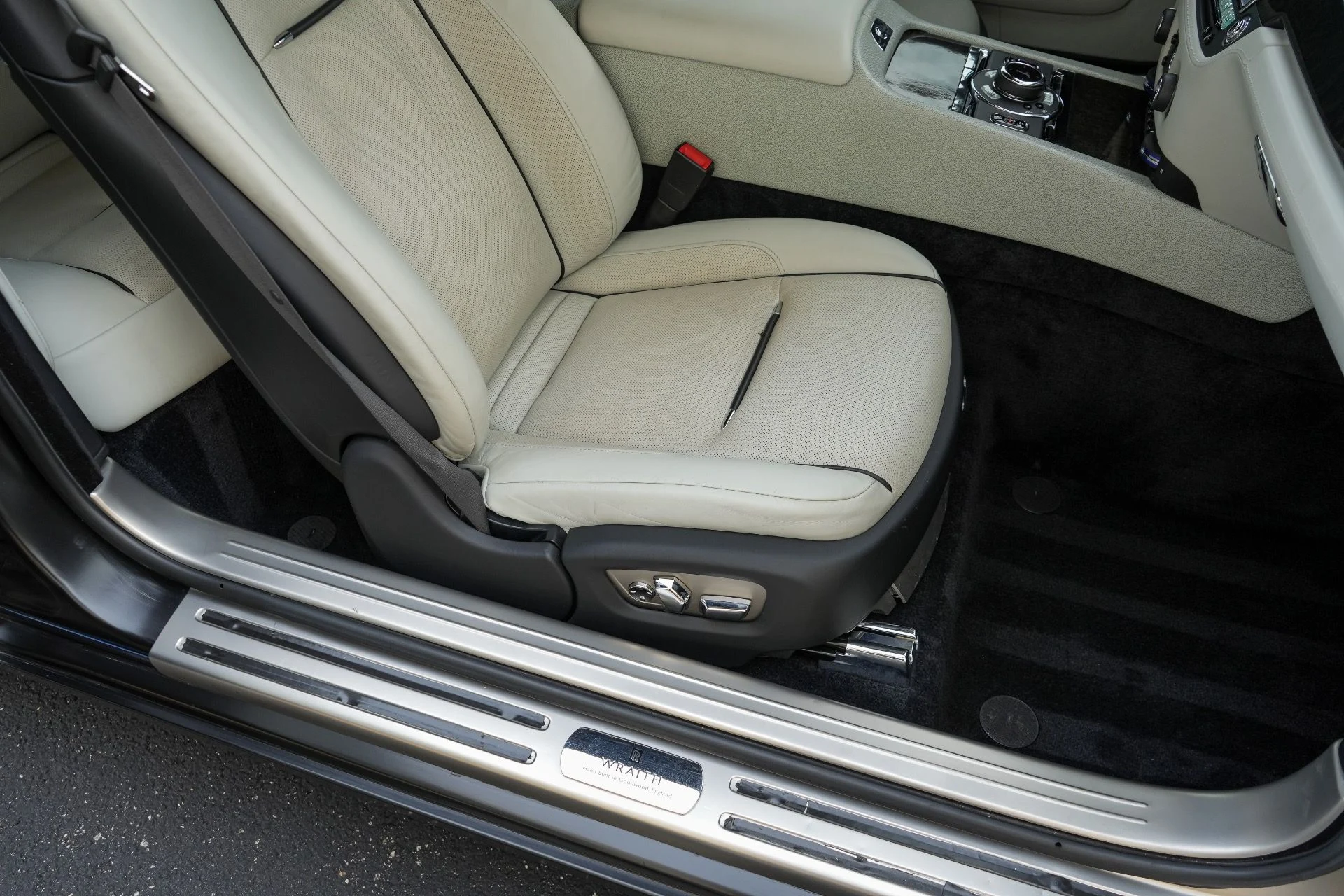 mph025_1027745656_Used_2015_Rolls_Royce_Wraith_1789768285_64352751e7
