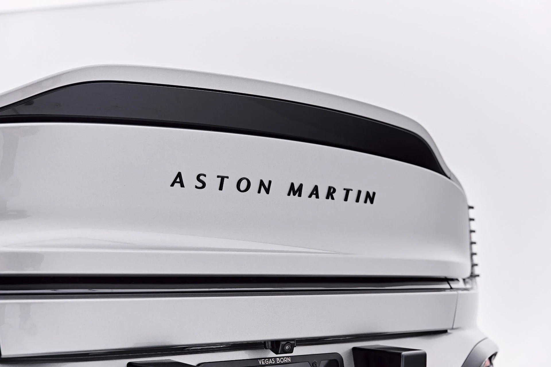 mph025_1029350389_Used_2025_Aston_Martin_Vanquish_V12_1786045806_09014993e8