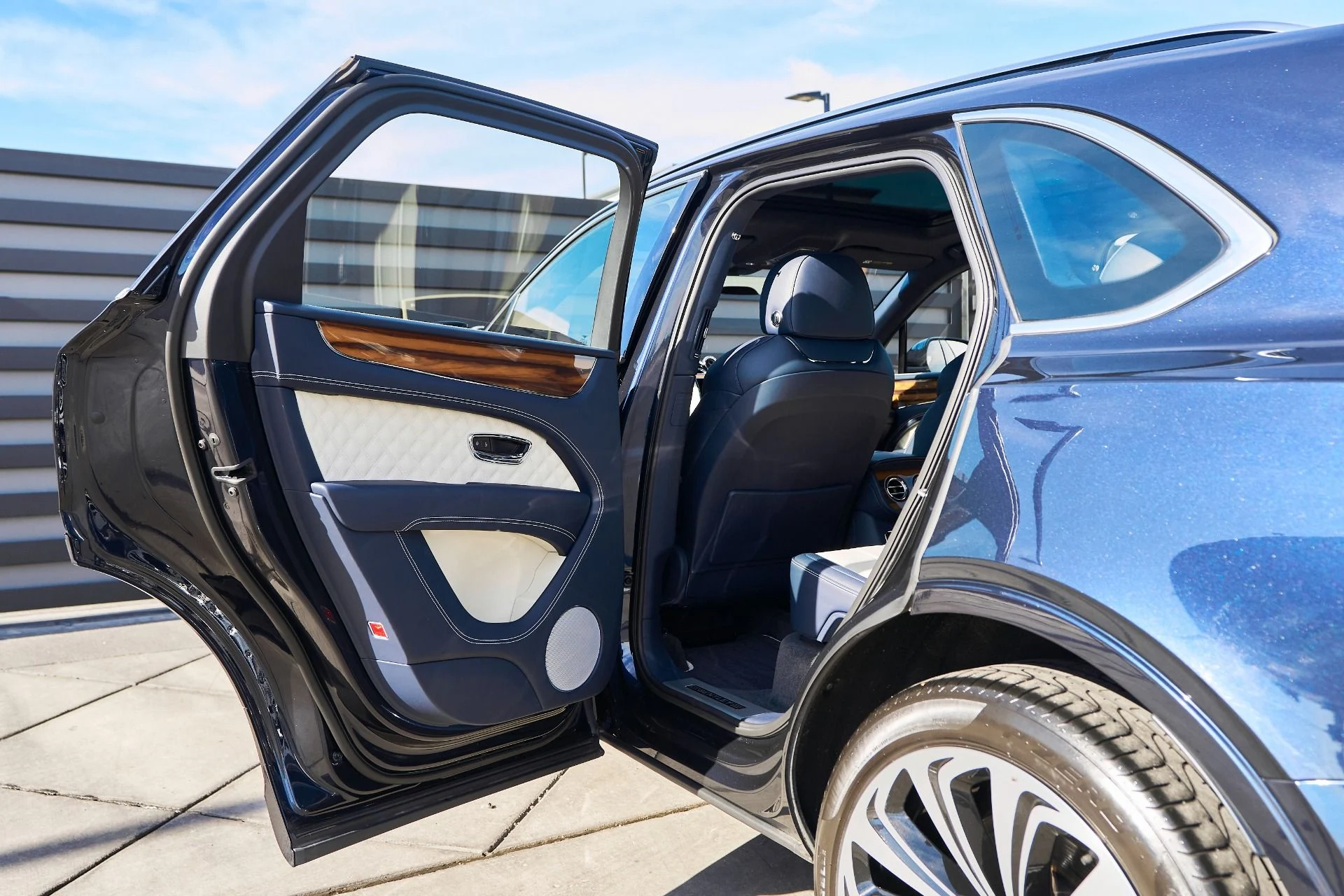 mph025_102977325_Used_2021_Bentley_Bentayga_V8_1764208992_9933981f1a