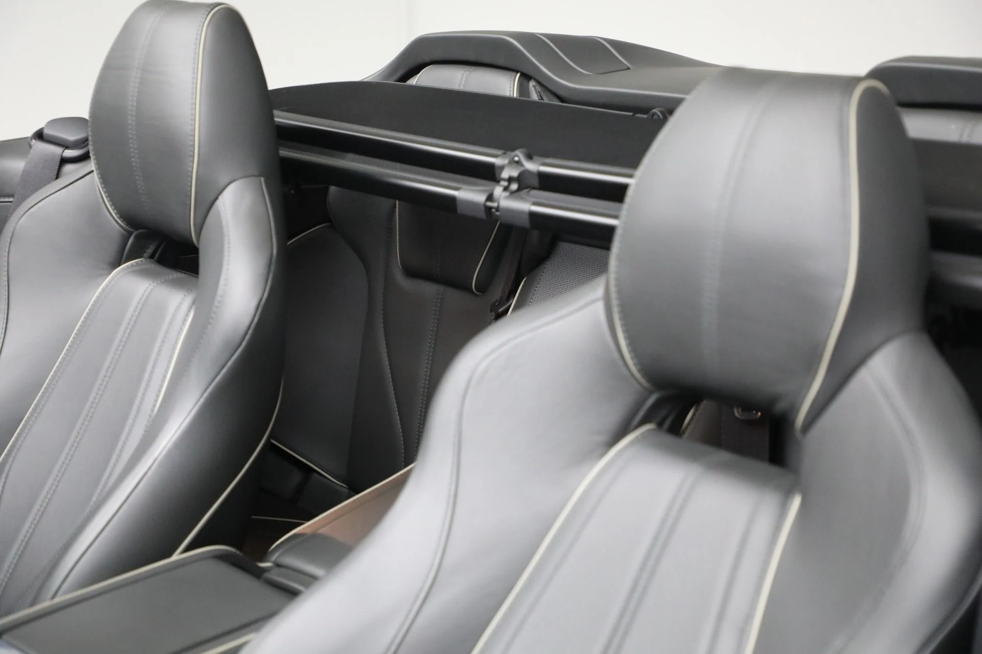 mph025_10447213_Used_2015_Aston_Martin_DB_9_Volante_350004b462