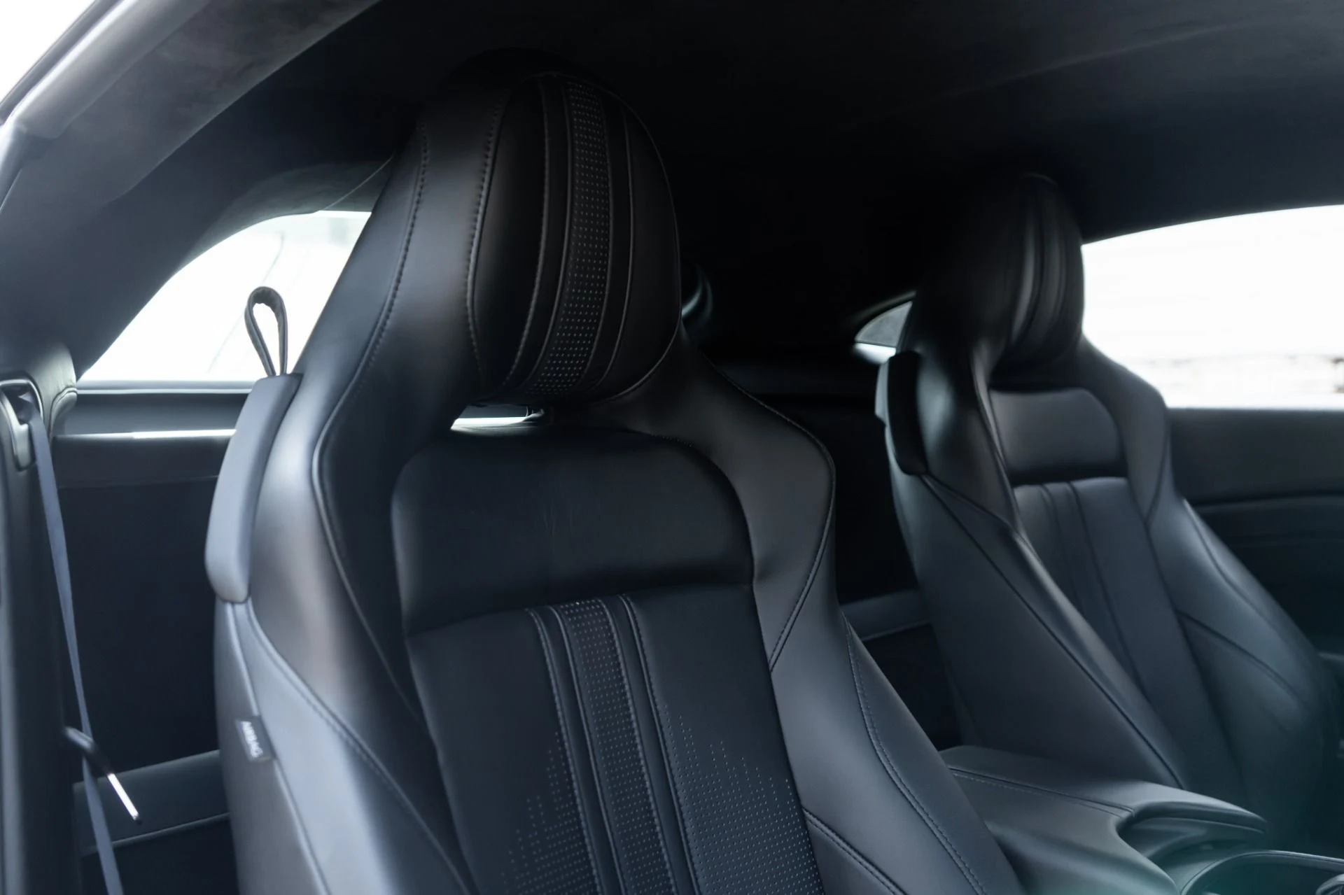 mph025_1057316888_Used_2019_Aston_Martin_Vantage_1789496200_413ce6b489