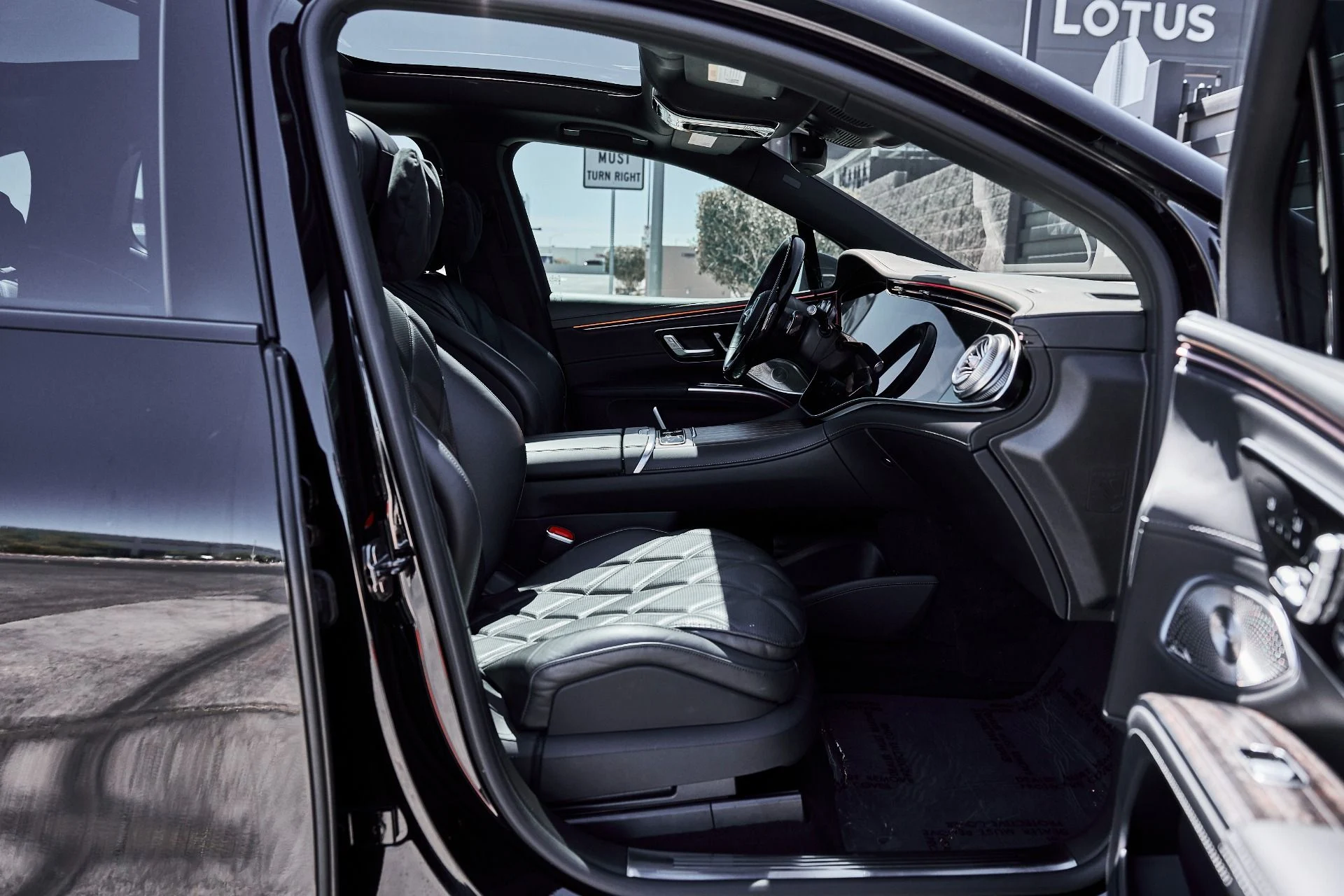 mph025_1059497336_Used_2024_Mercedes_Benz_EQS_Maybach_EQS_680_1775326022_204409a019