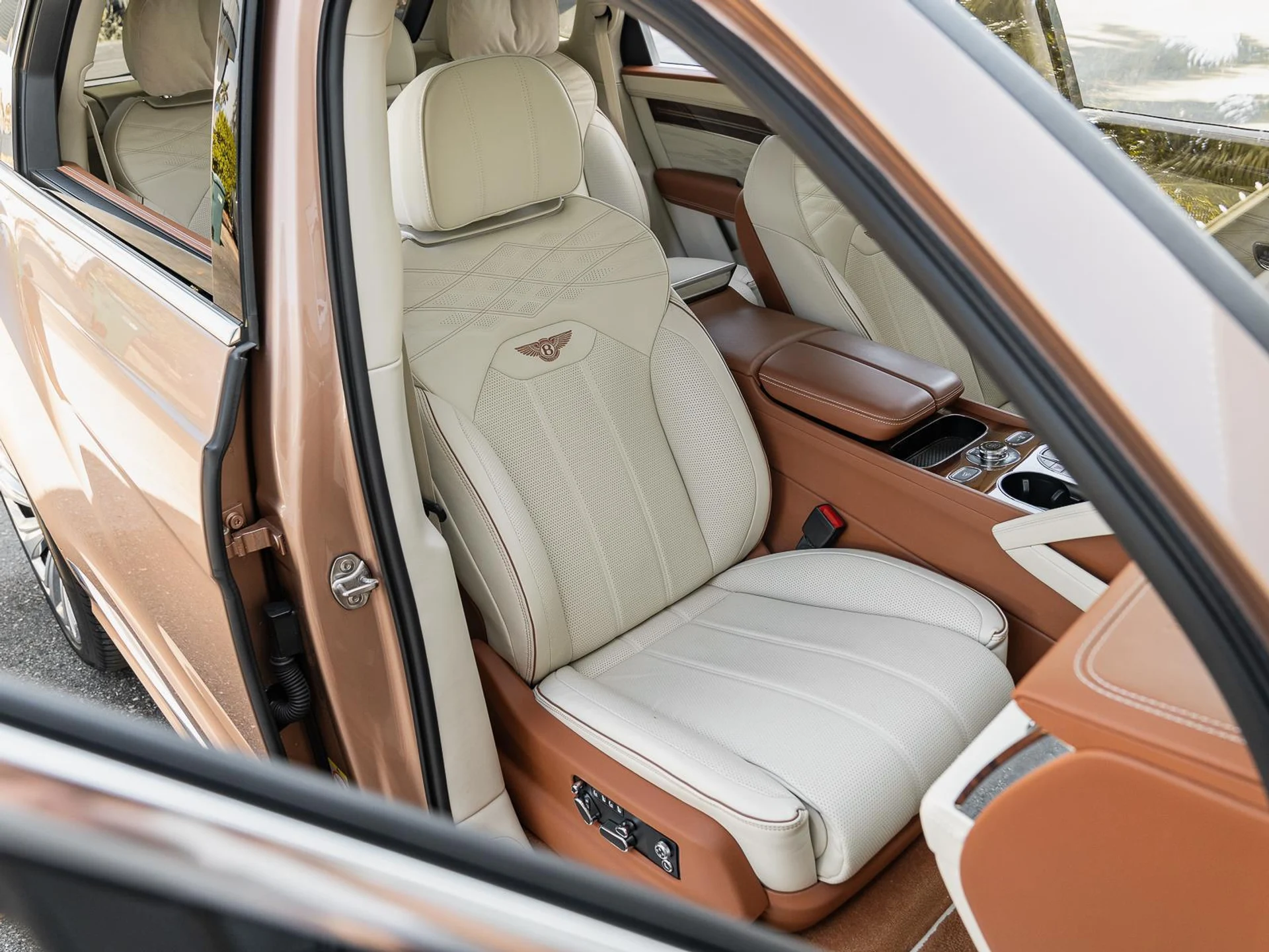 mph025_1070606460_Used_2023_Bentley_Bentayga_EWB_Azure_First_Edition_1772272960_8b6cc7b95f