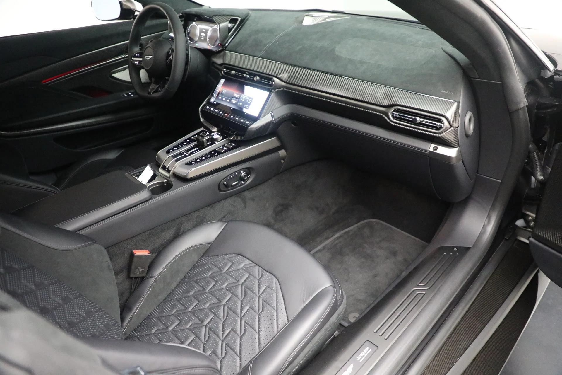 mph025_1075250772_Used_2025_Aston_Martin_Vanquish_689f3e98c2