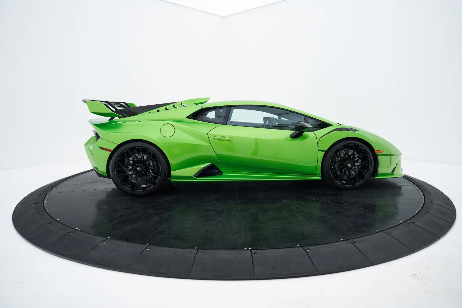 mph025_1077228540_Used_2024_Lamborghini_Huracan_STO_Base_1793231423_7eddeab490