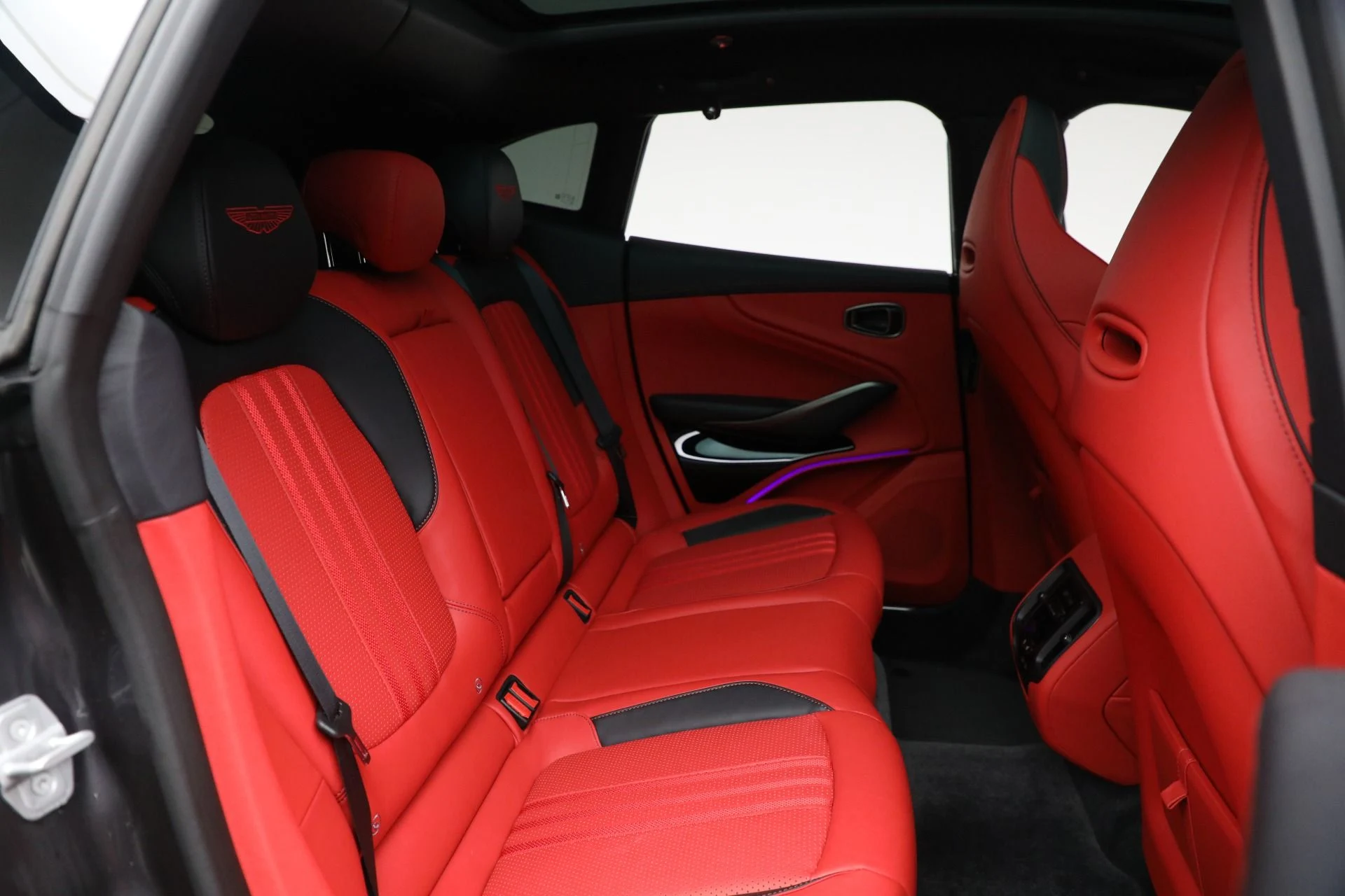 mph025_1101240856_New_2025_Aston_Martin_DBX_707_e596438dd8