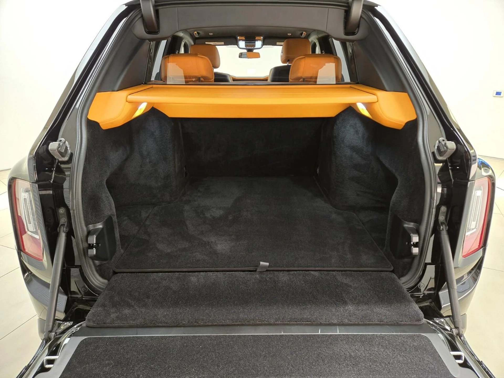 mph025_1107157443_Used_2022_Rolls_Royce_Cullinan_1761806132_a5849e9dd6