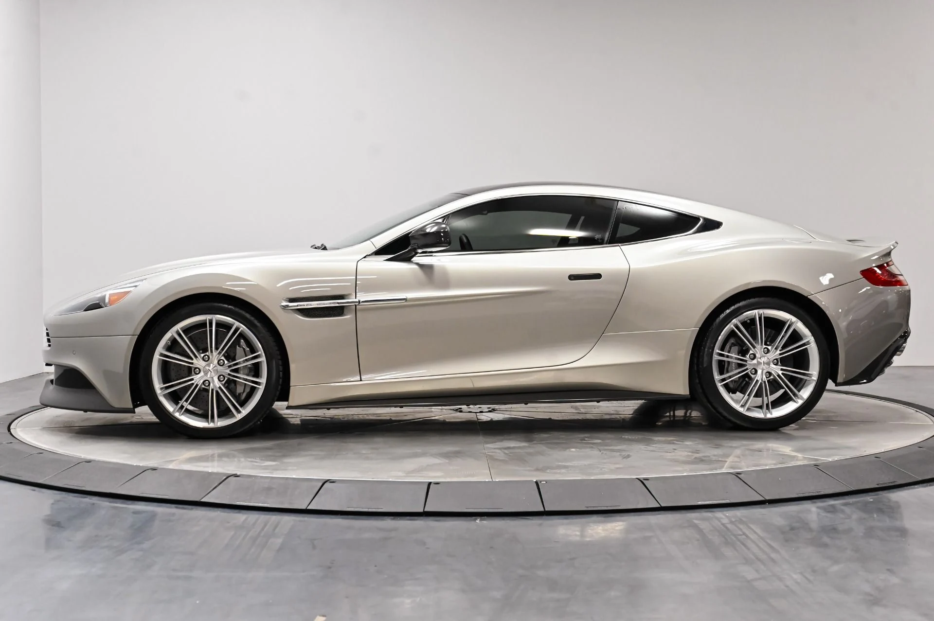 mph025_11301687_Used_2014_Aston_Martin_Vanquish_V12_1793299602_e595c45f03