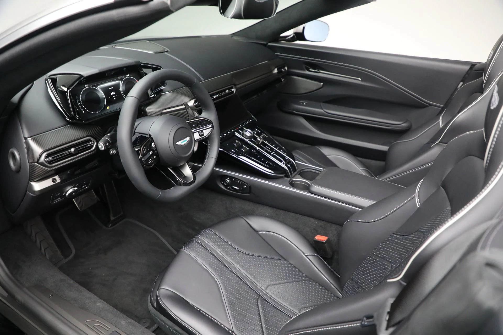 mph025_1132846682_New_2026_Aston_Martin_Vantage_Roadster_1762286648_ef7c7c6fd5