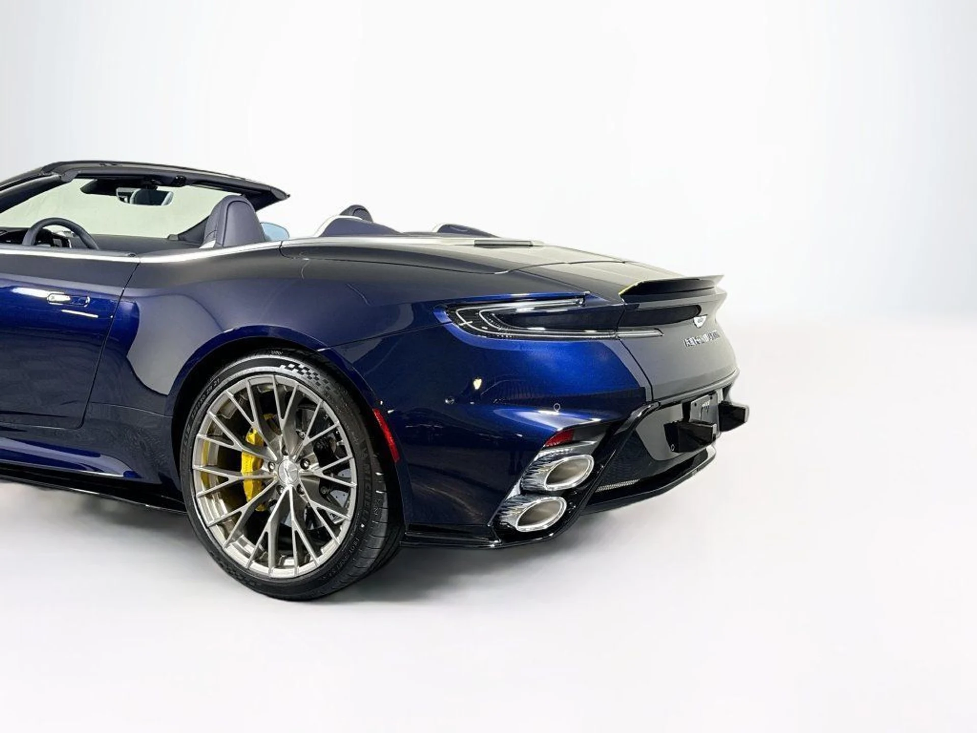 mph025_1143840719_new_2026_aston_martin_db12_volante_11350_23082911_25_1024_db842713fc