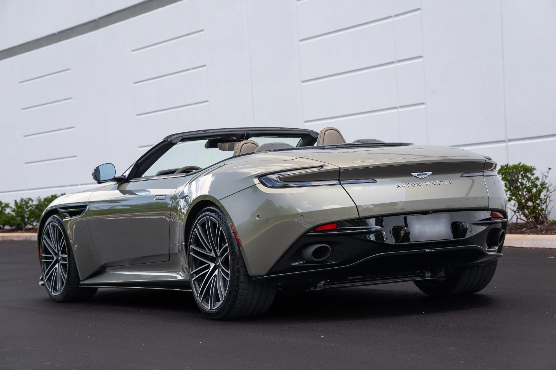 mph025_114440084_Used_2024_Aston_Martin_DB_12_Volante_1777693541_72b7fa349c