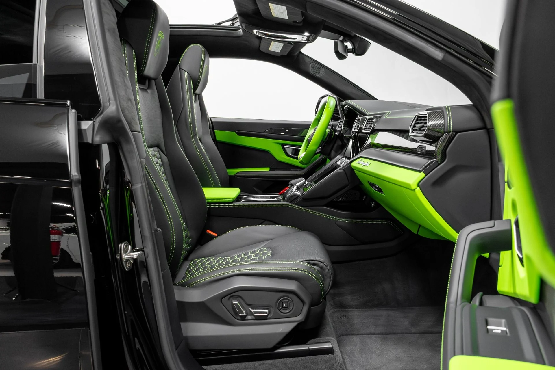 mph025_1158659503_Used_2022_Lamborghini_Urus_1771543126_60bded8e7d