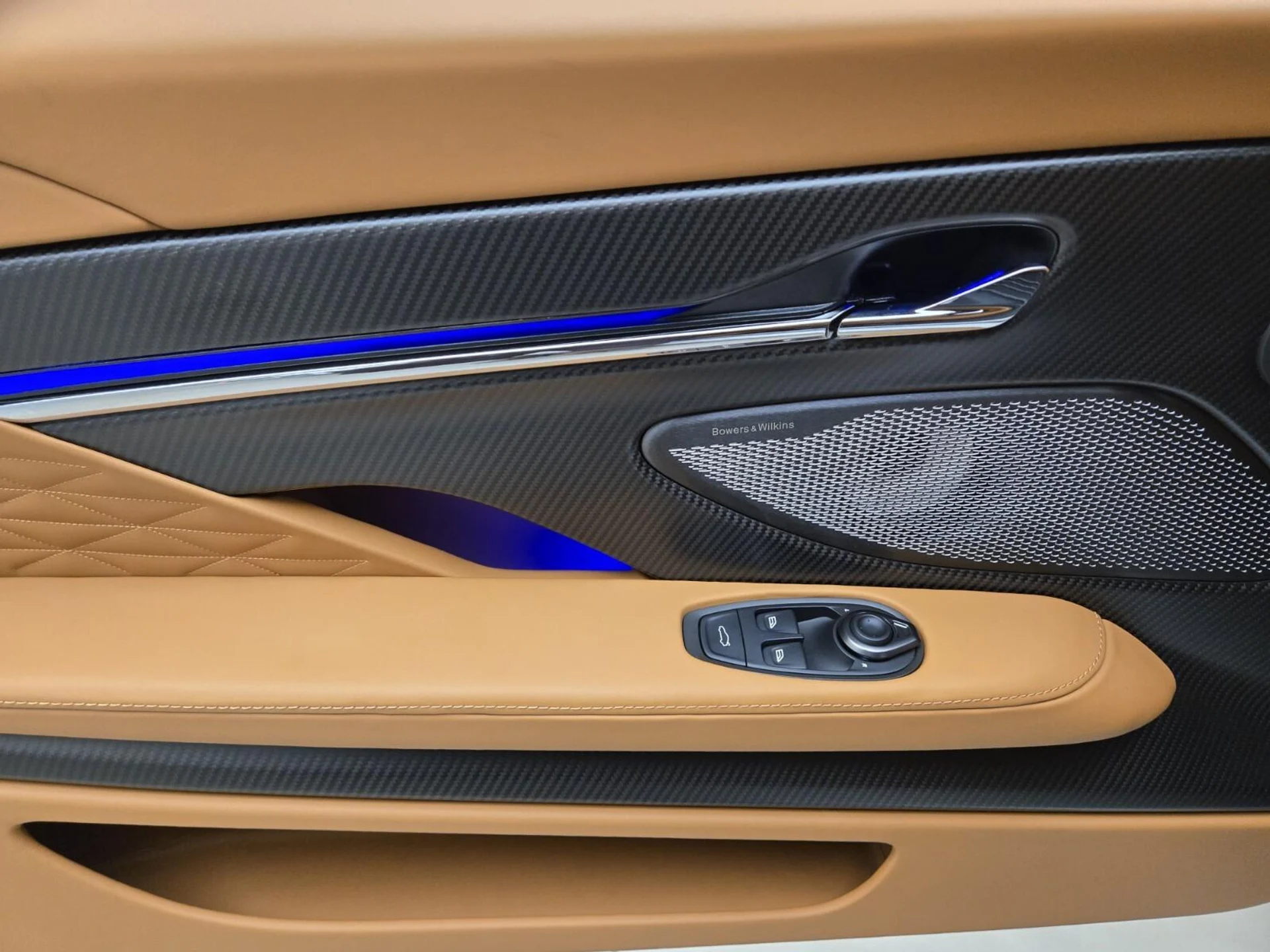 mph025_1166345951_New_2026_Aston_Martin_DB_12_Volante_1771740427_0e65764e48