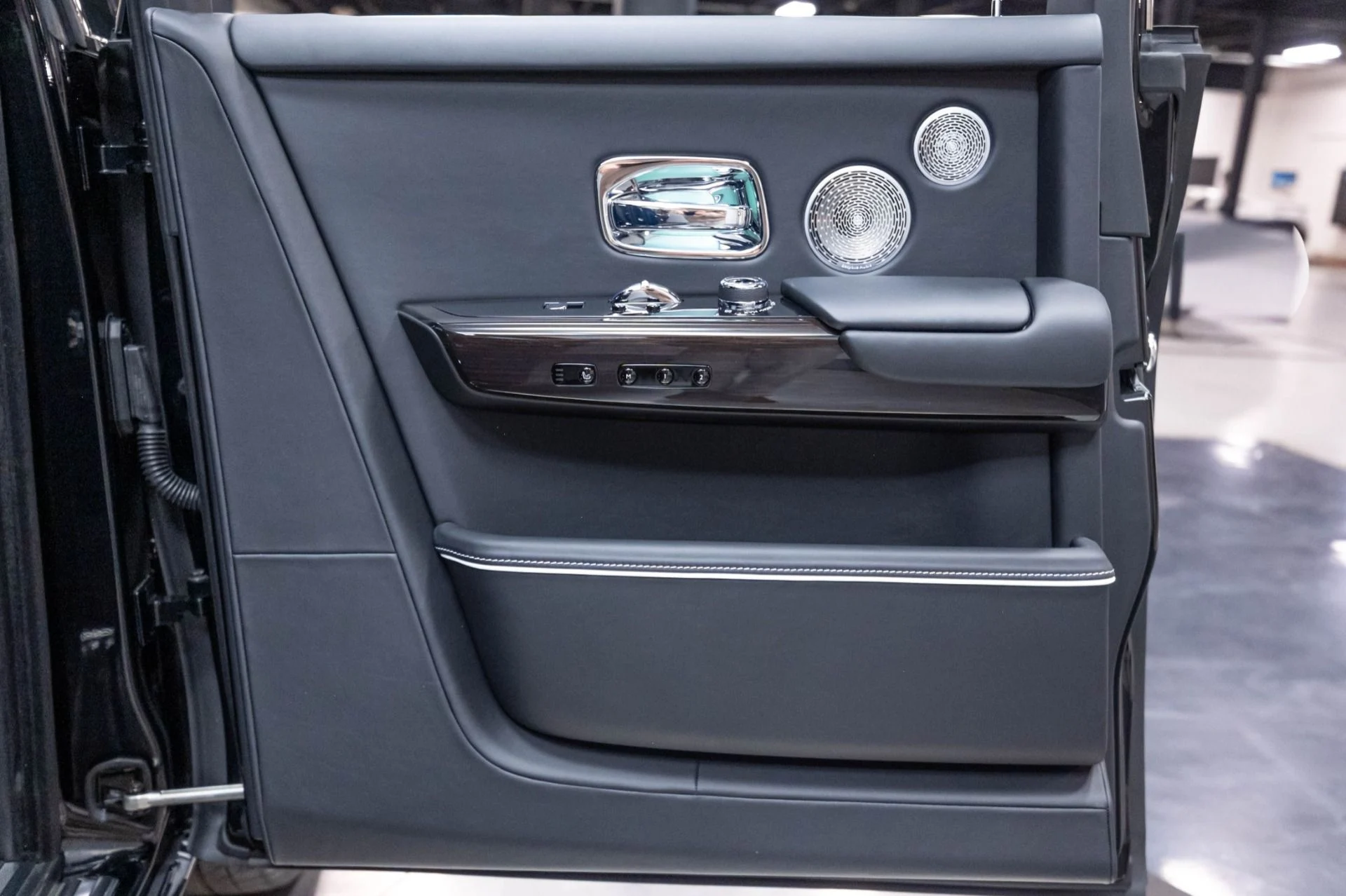 mph025_1187068046_Used_2024_Rolls_Royce_Phantom_1786998181_4eb9bd8722