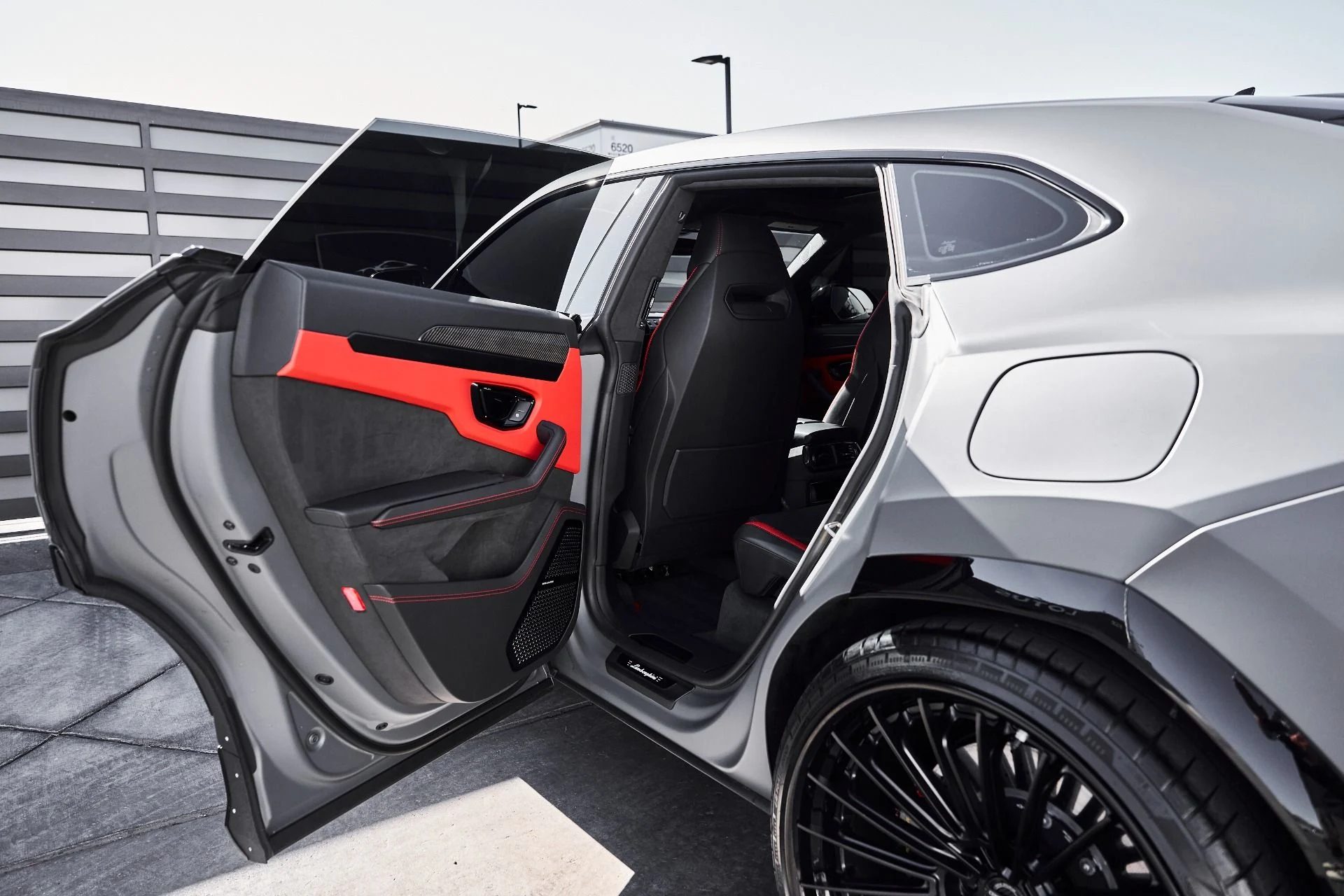 mph025_1189994550_Used_2025_Lamborghini_Urus_SE_1778289206_65b8d1ea76