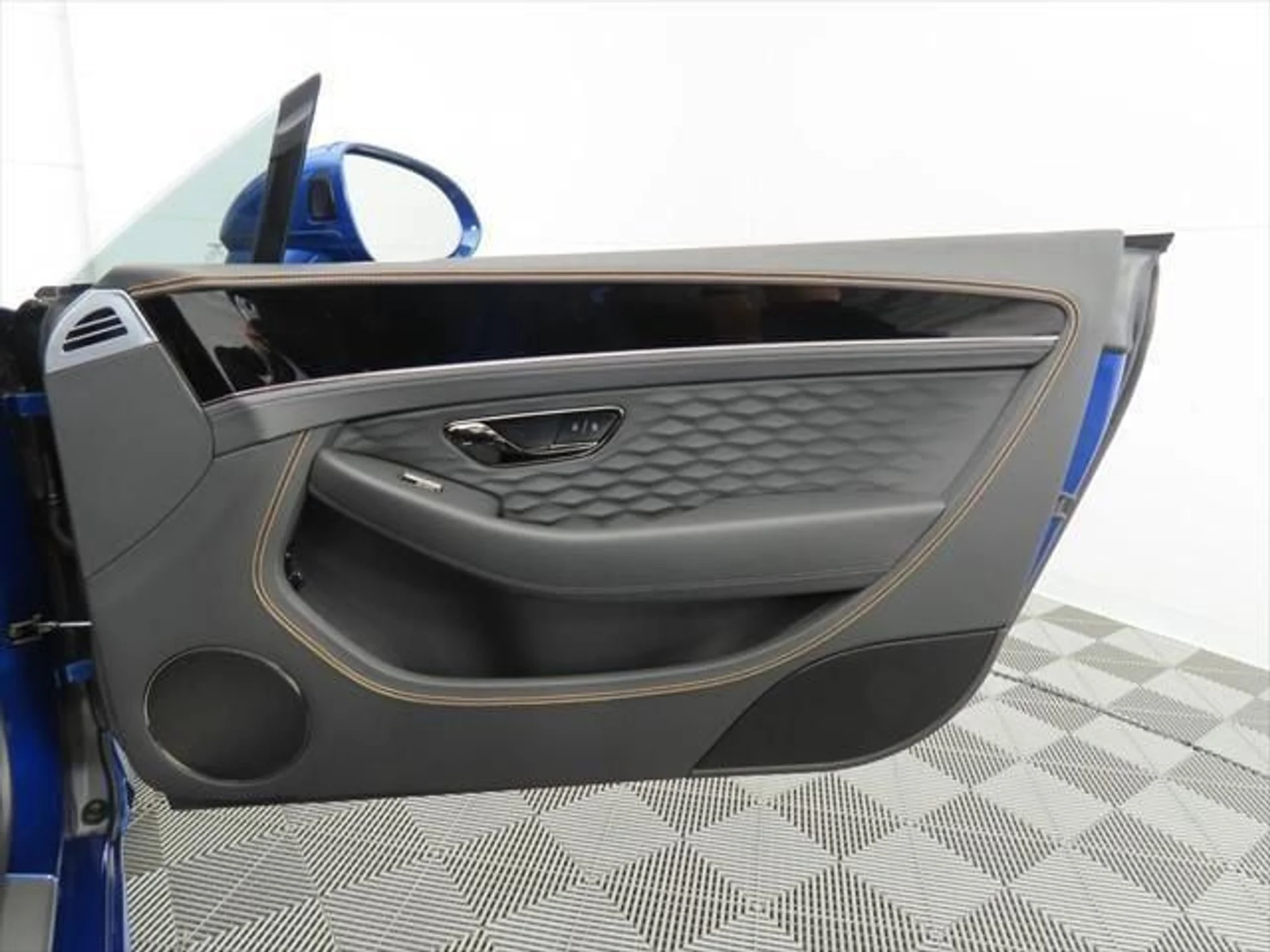 mph025_1205240191_new_2025_bentley_continental_gtspeedconvertible_8119_22891450_26_640_786abcddfa