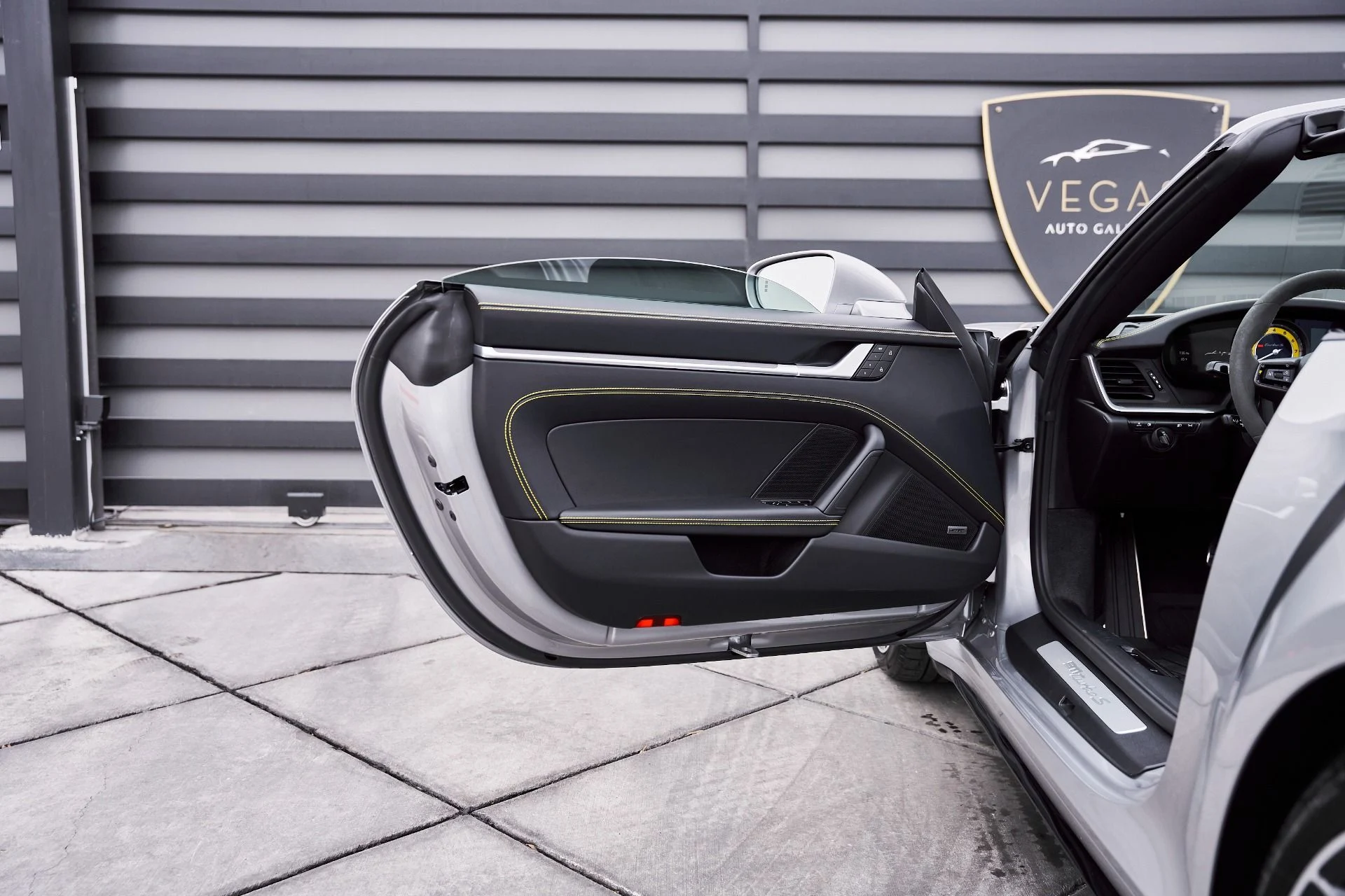 mph025_1215164620_Used_2025_Porsche_911_Turbo_S_1770776354_ec357b3562