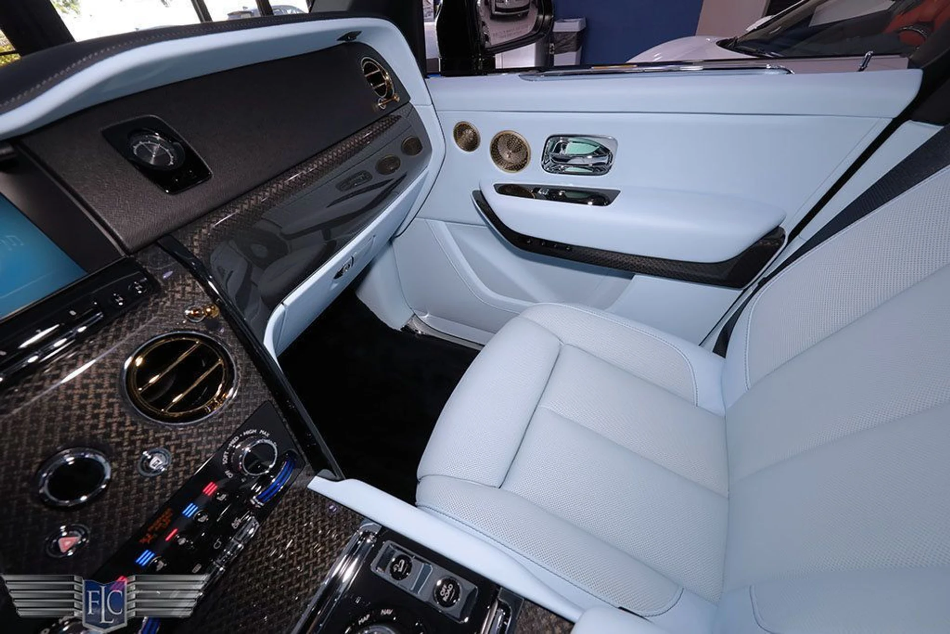 mph025_1229656601_used_2023_rolls_royce_cullinan_blackbadgesportutility_6305_22951746_26_1024_17c4d8550d