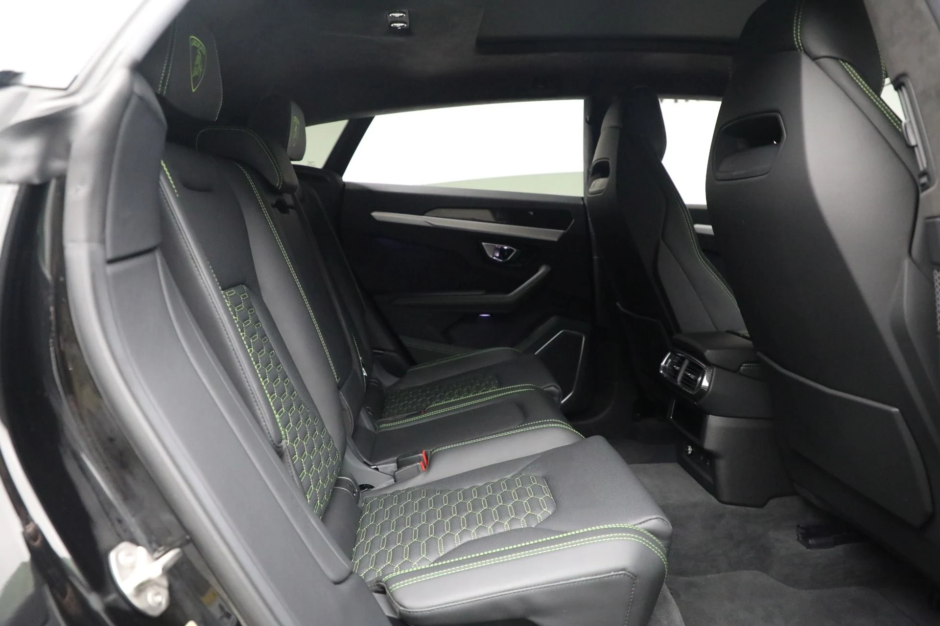 mph025_1231079333_Used_2022_Lamborghini_Urus_1761597990_a6df9da416