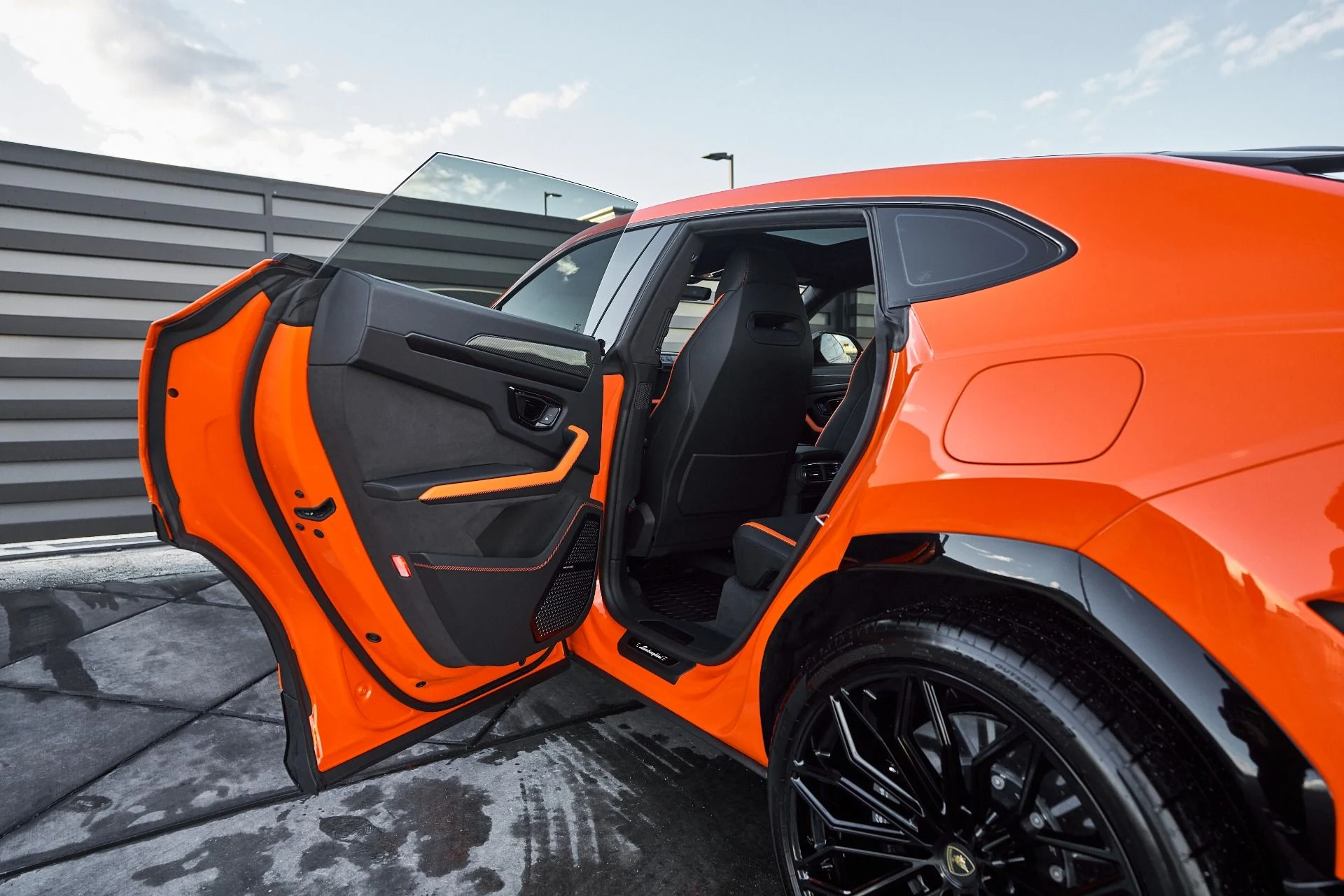 mph025_1234489369_Used_2025_Lamborghini_Urus_SE_1763680399_a58e88c8c7