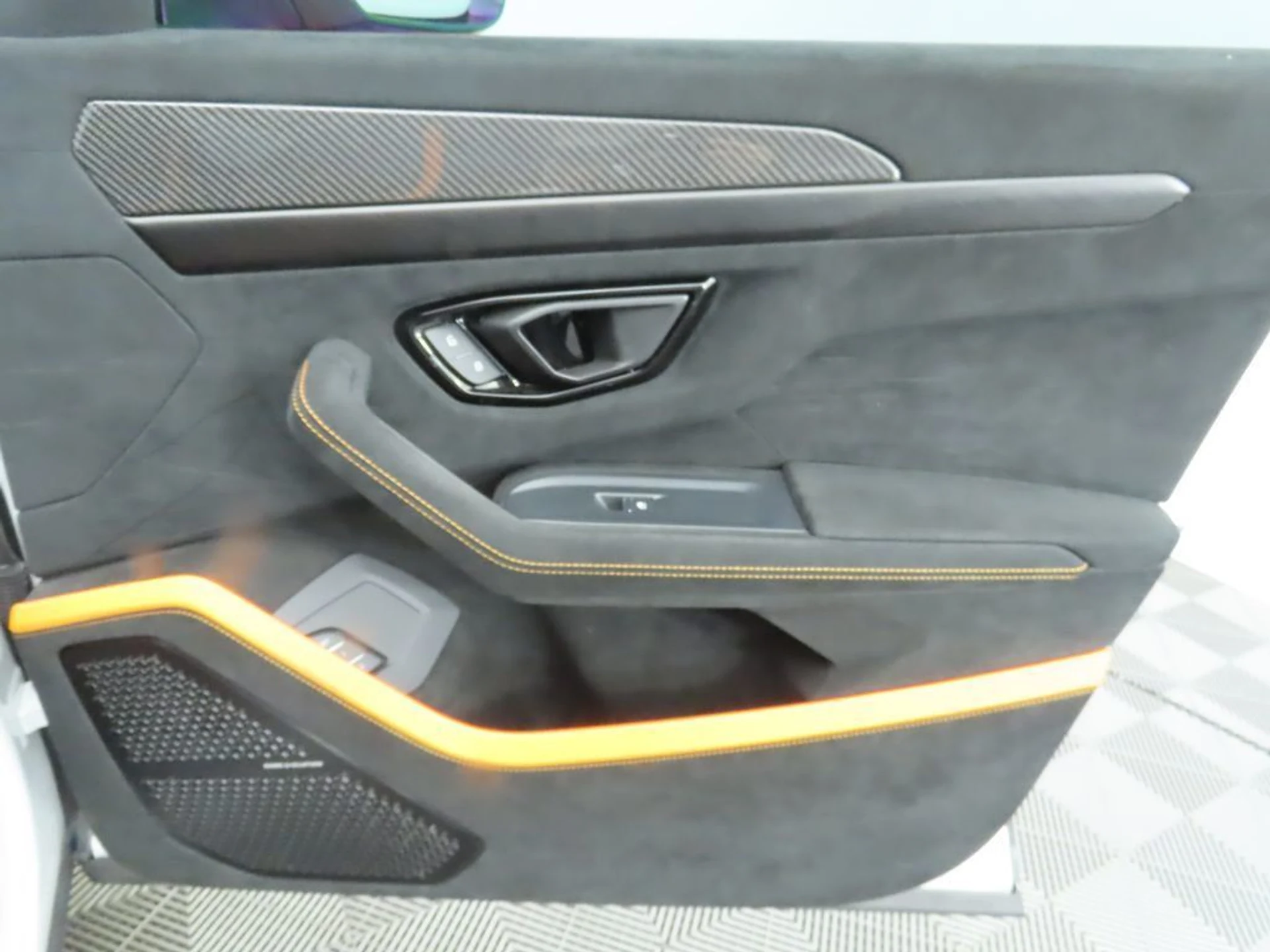 mph025_1243921226_used_2024_lamborghini_urus_performanteawd_8119_22973080_26_1024_05428e4373