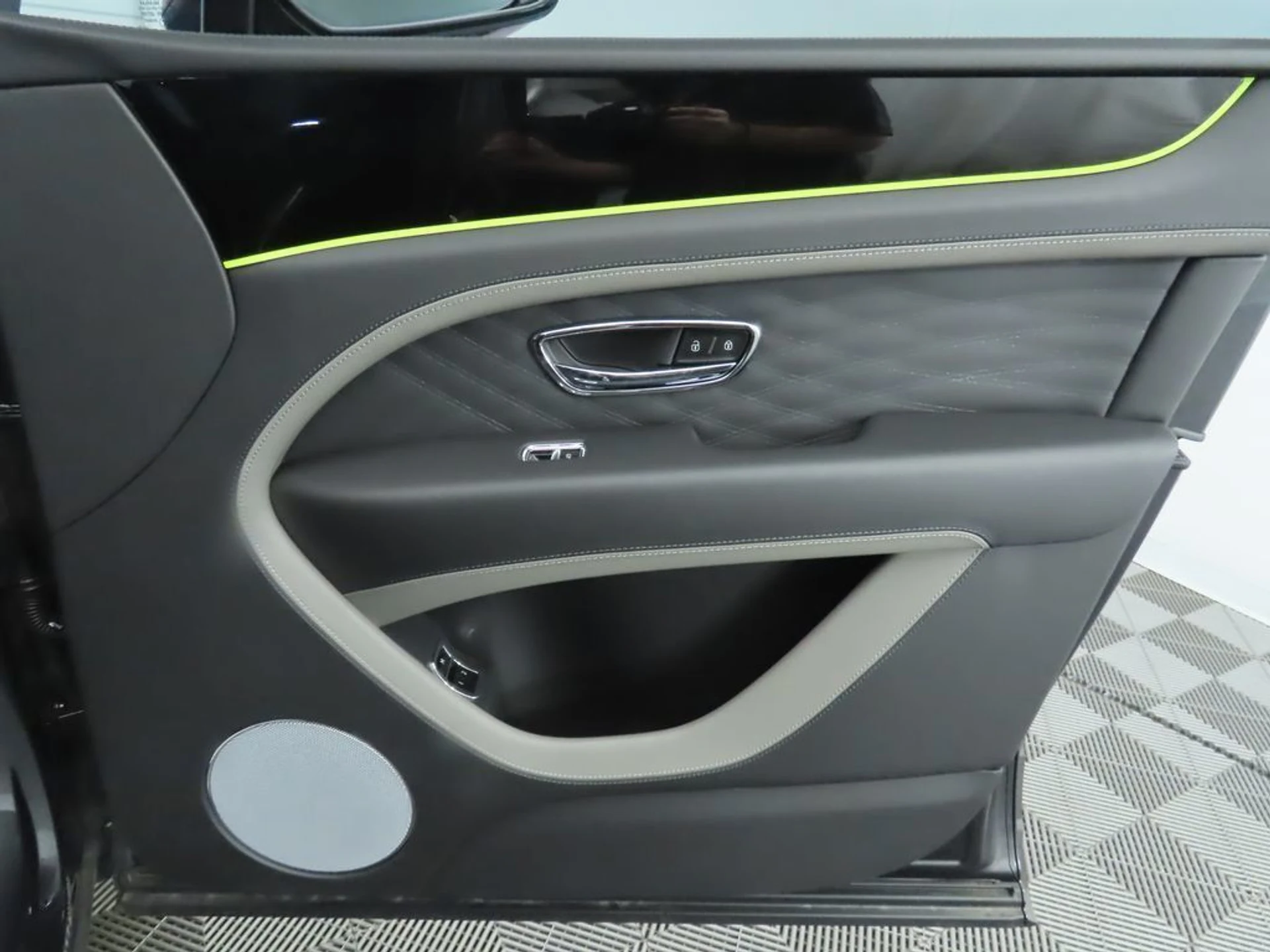 mph025_1257524083_used_2023_bentley_bentayga_ewb_azure_8119_22967334_26_1024_537b159e0e