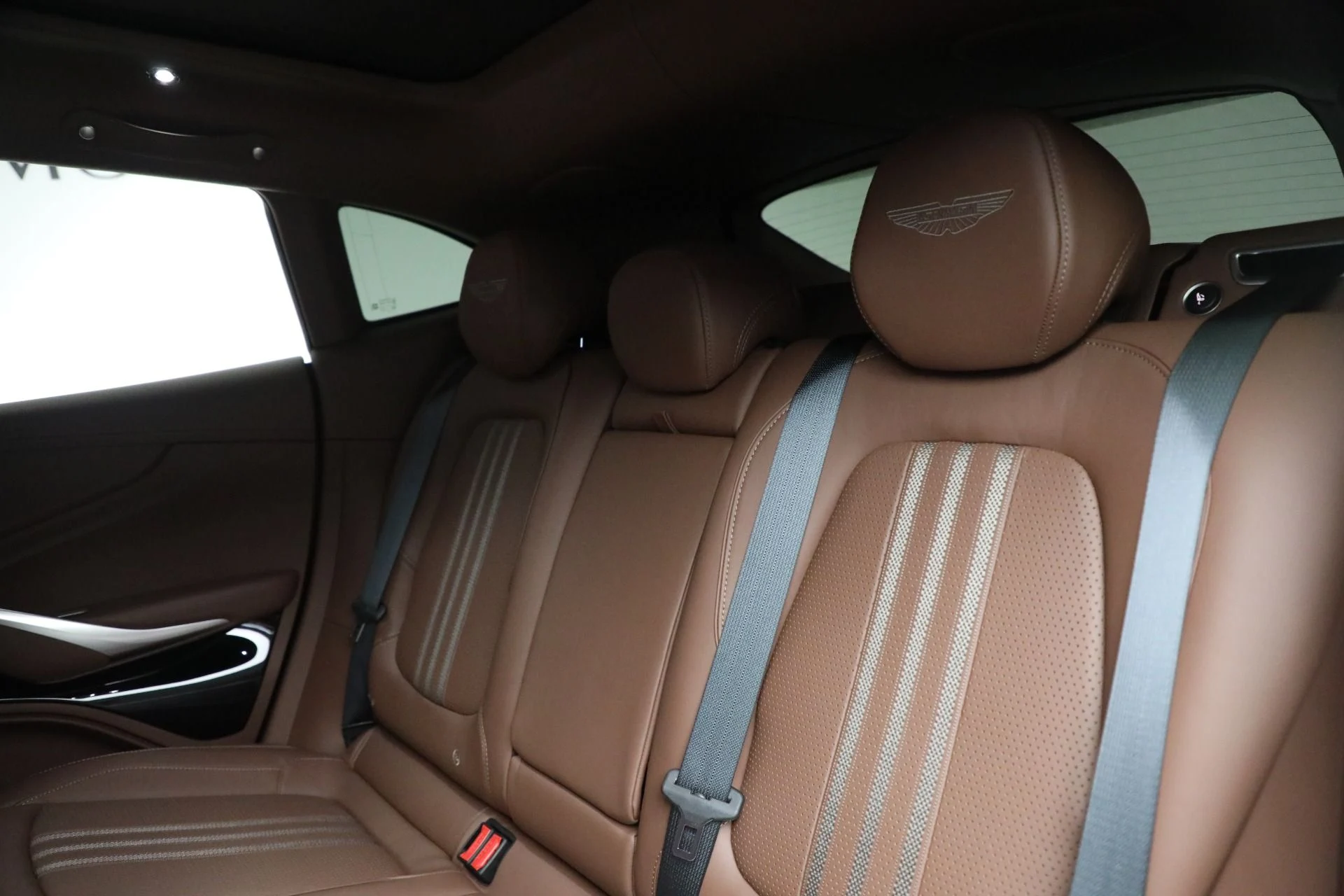 mph025_1258393918_New_2025_Aston_Martin_DBX_707_55c8f7237e