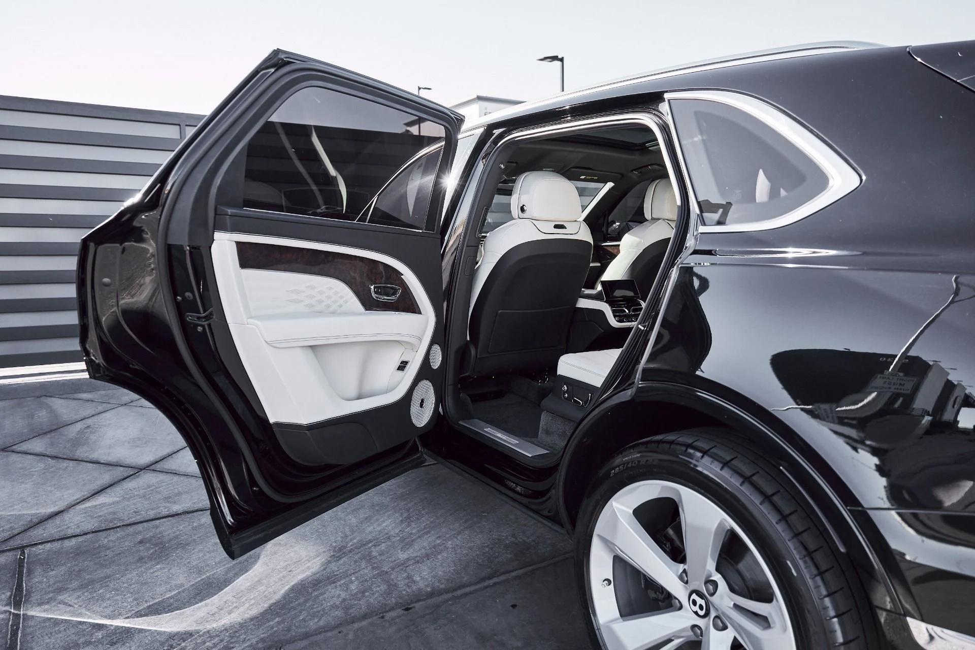 mph025_1268932433_Used_2023_Bentley_Bentayga_EWB_Azure_1773968868_a78cbd2349