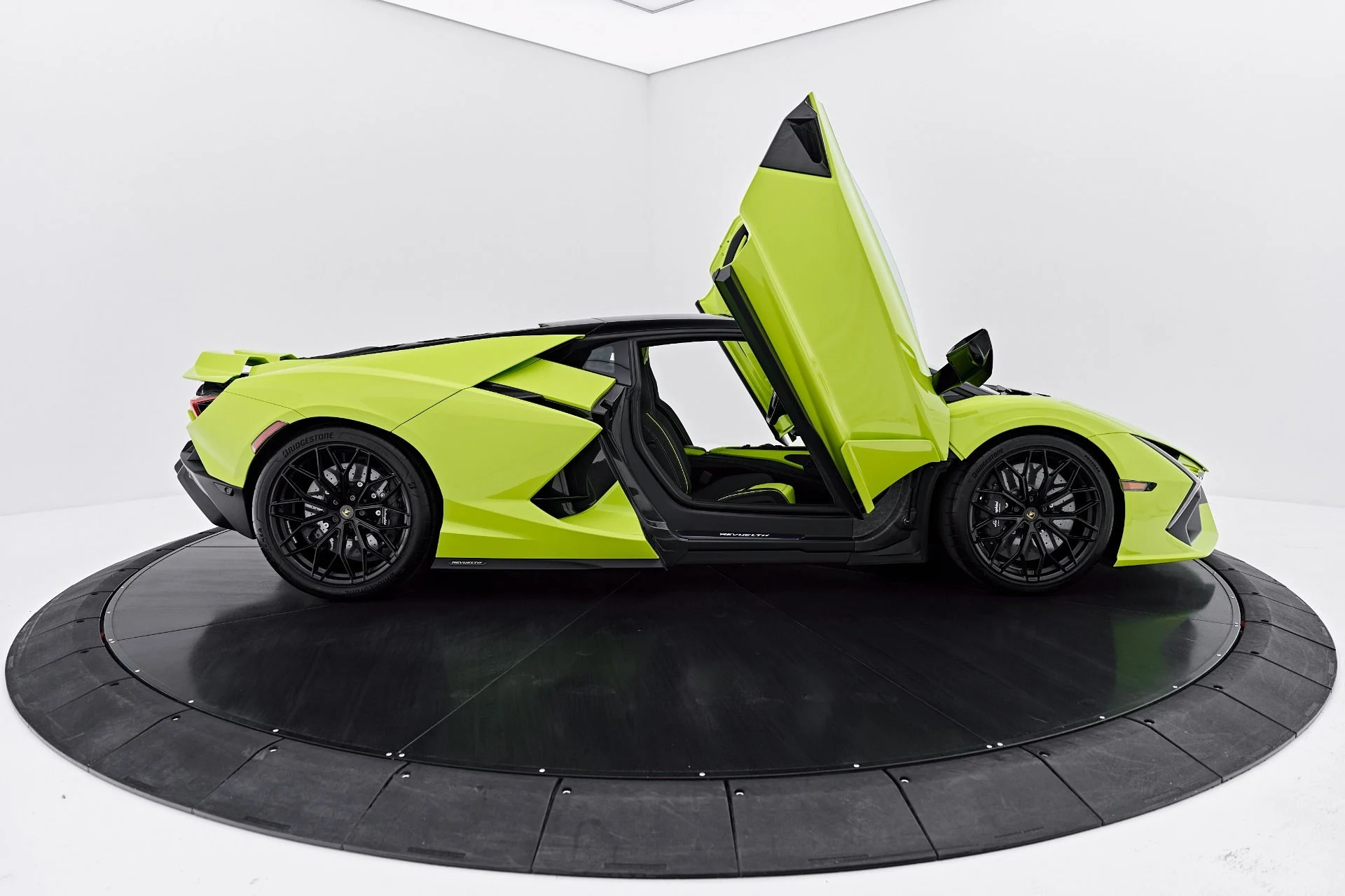 mph025_1288687622_Used_2026_Lamborghini_Revuelto_Base_1788485625_2ec1aacab3