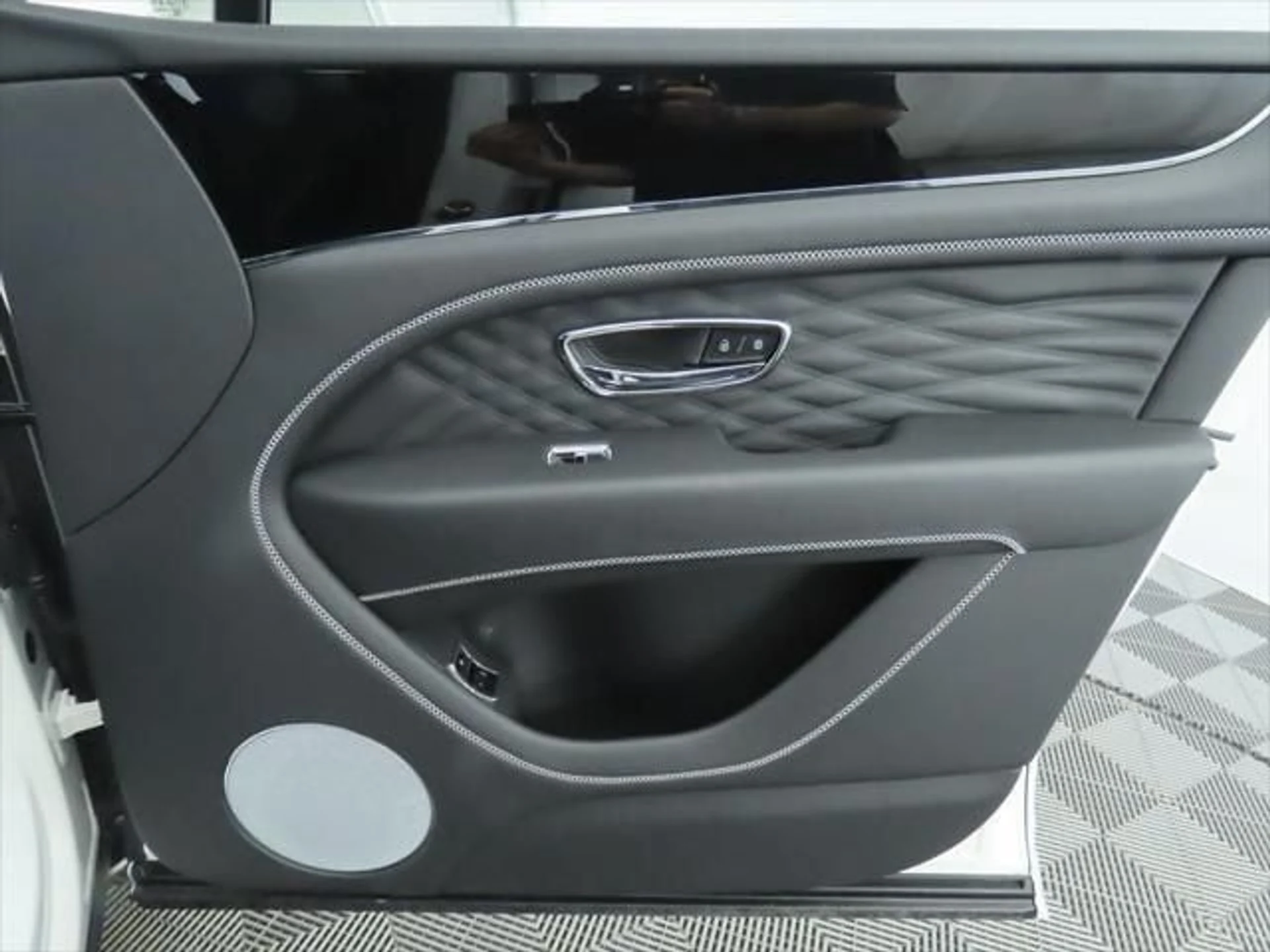 mph025_1291324924_new_2025_bentley_bentayga_8119_22803697_26_640_a36b1db8d3