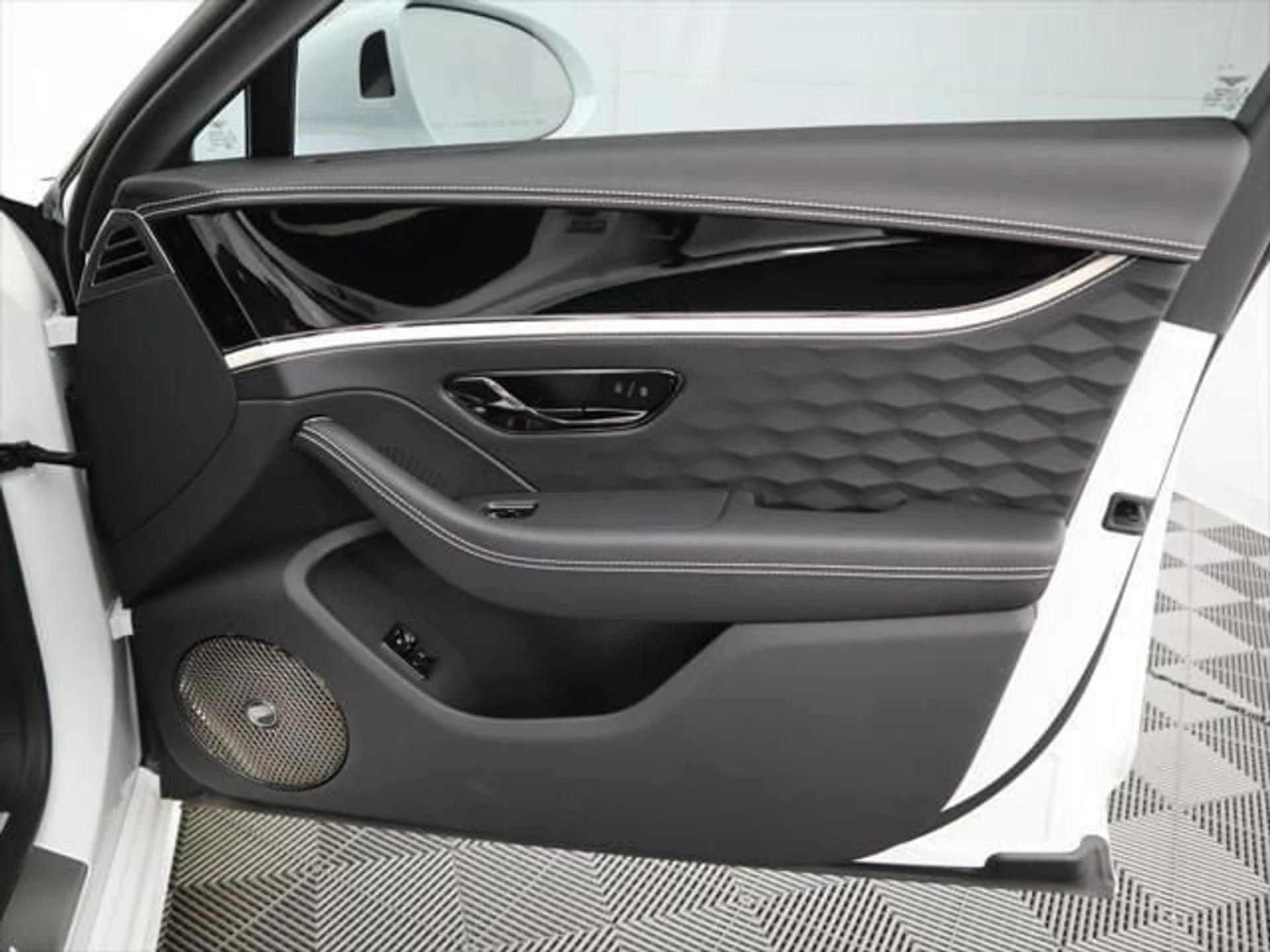 mph025_1313440152_new_2025_bentley_flying_spur_speedsedan_8119_22748224_26_640_a48f3f4429