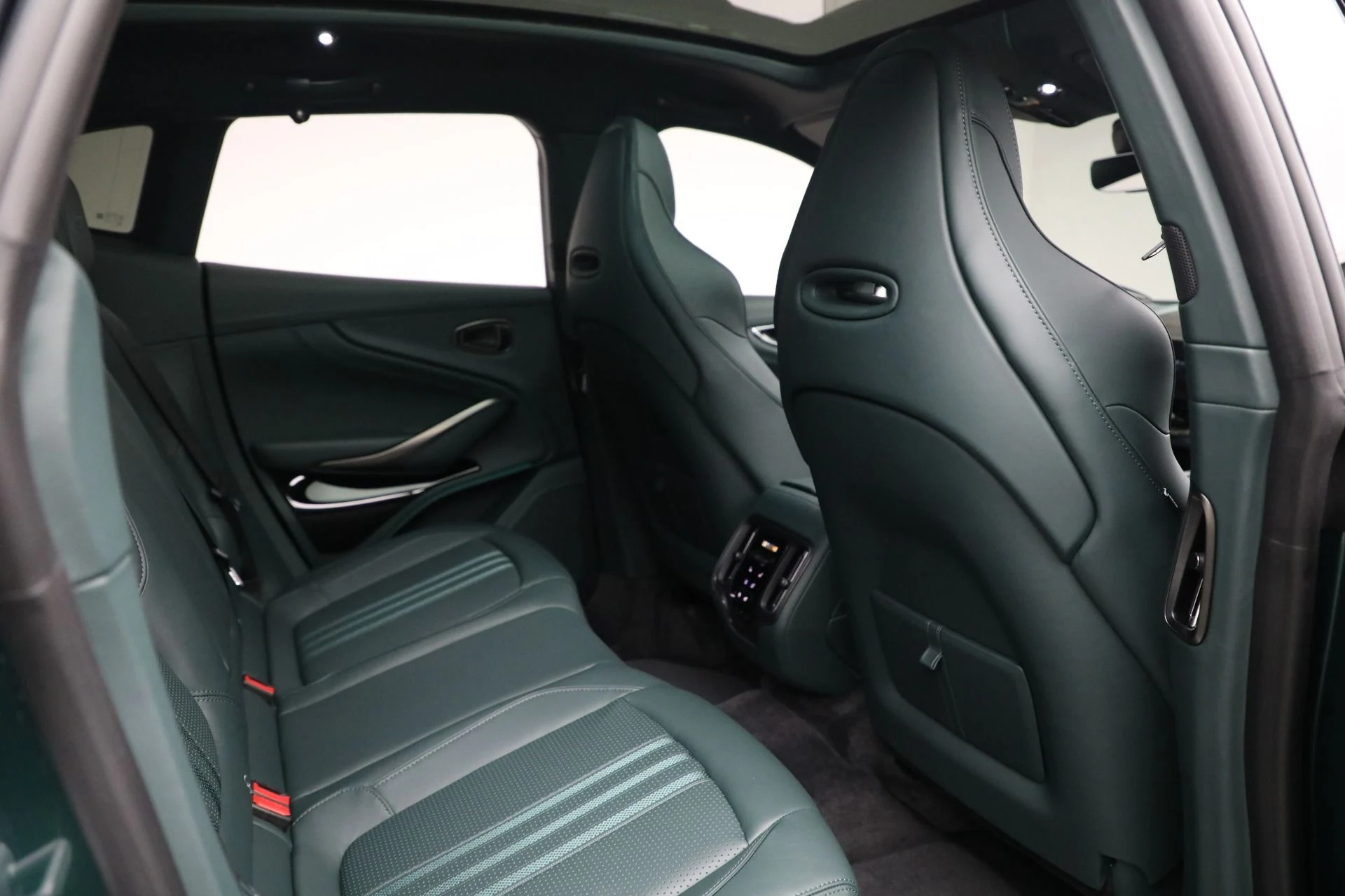 mph025_1339101589_New_2025_Aston_Martin_DBX_707_a005e34ac5