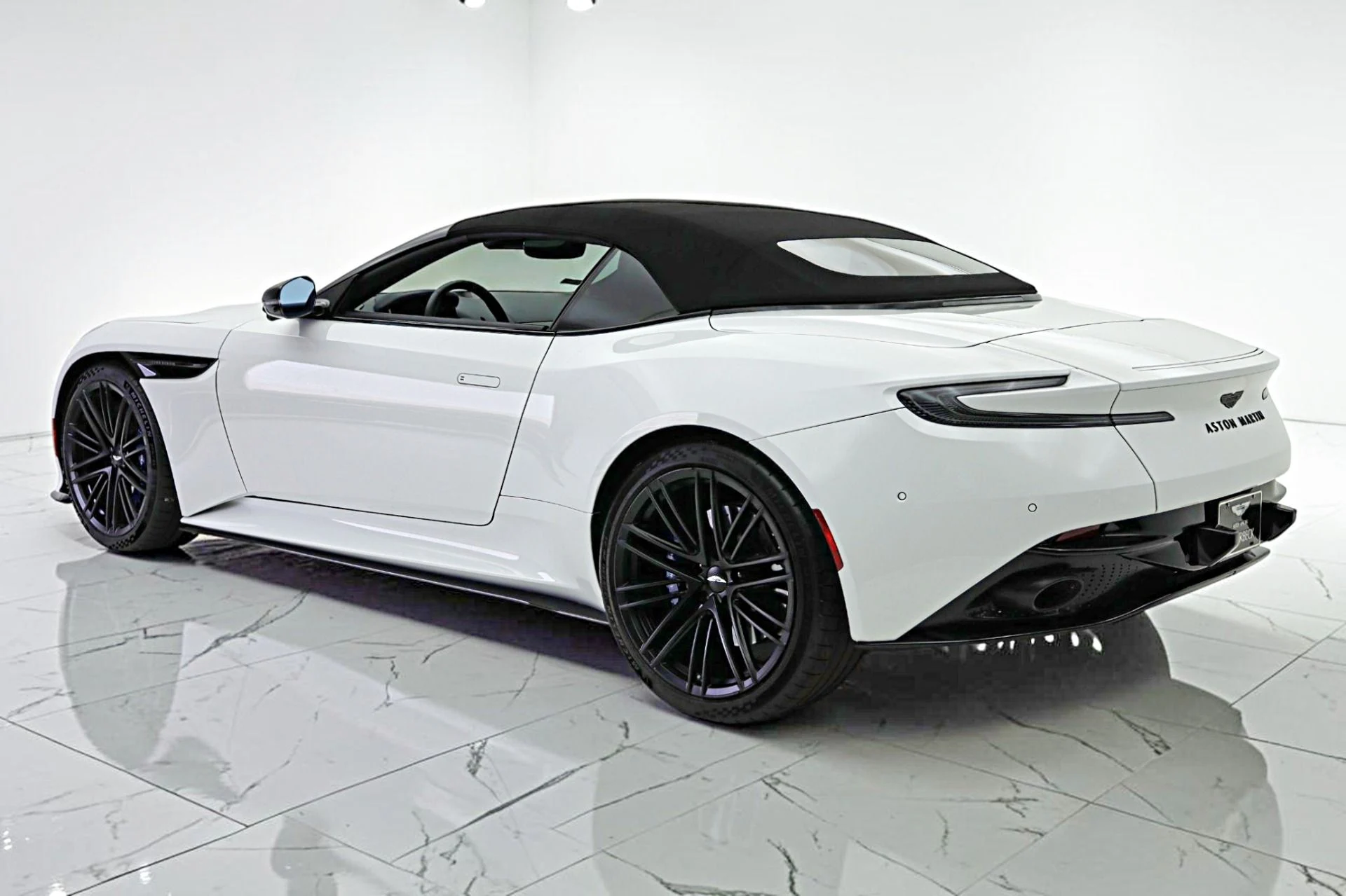 mph025_1343580110_Used_2024_Aston_Martin_DB_12_Volante_4005728782