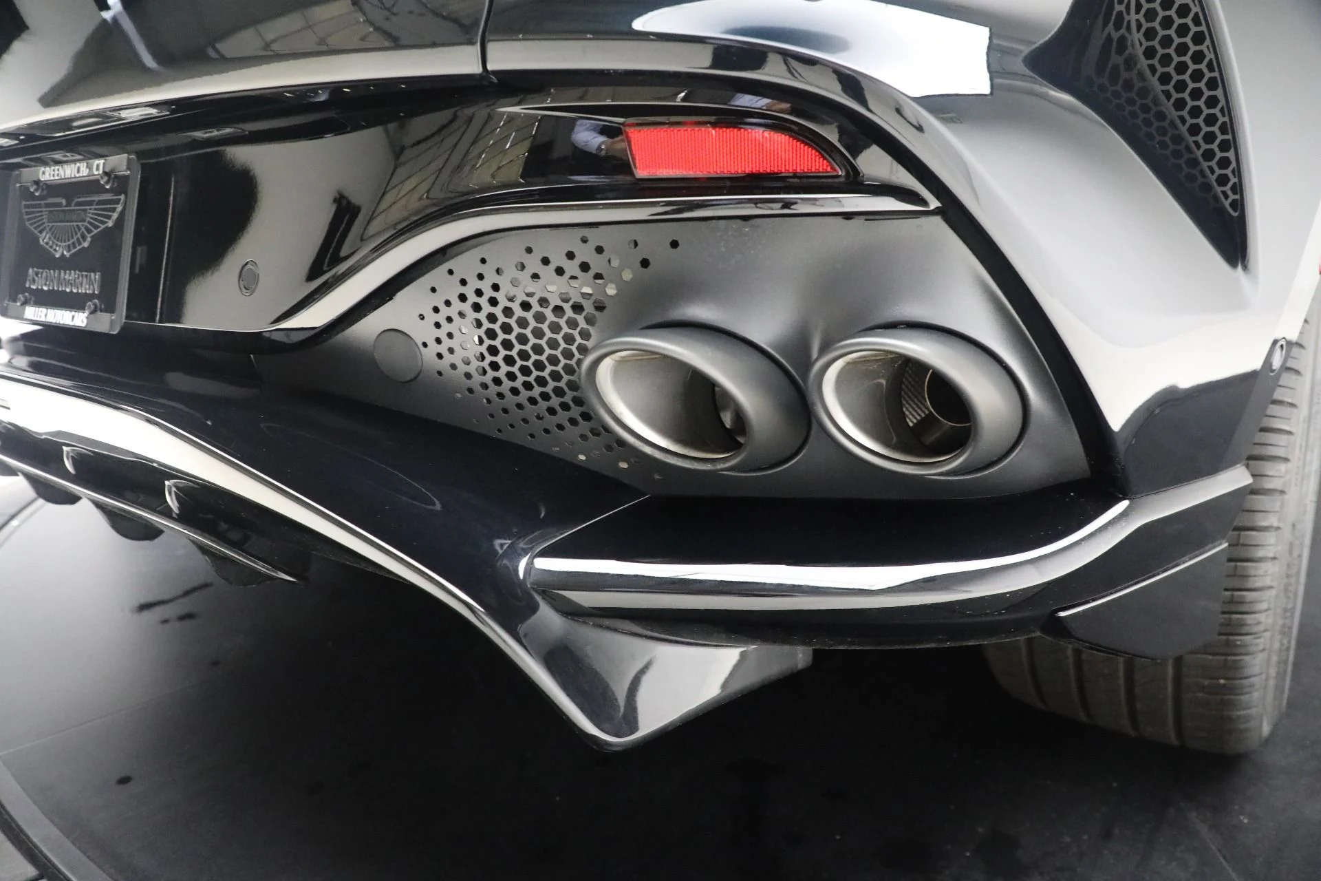 mph025_1373600360_New_2025_Aston_Martin_DBX_707_4075a86862