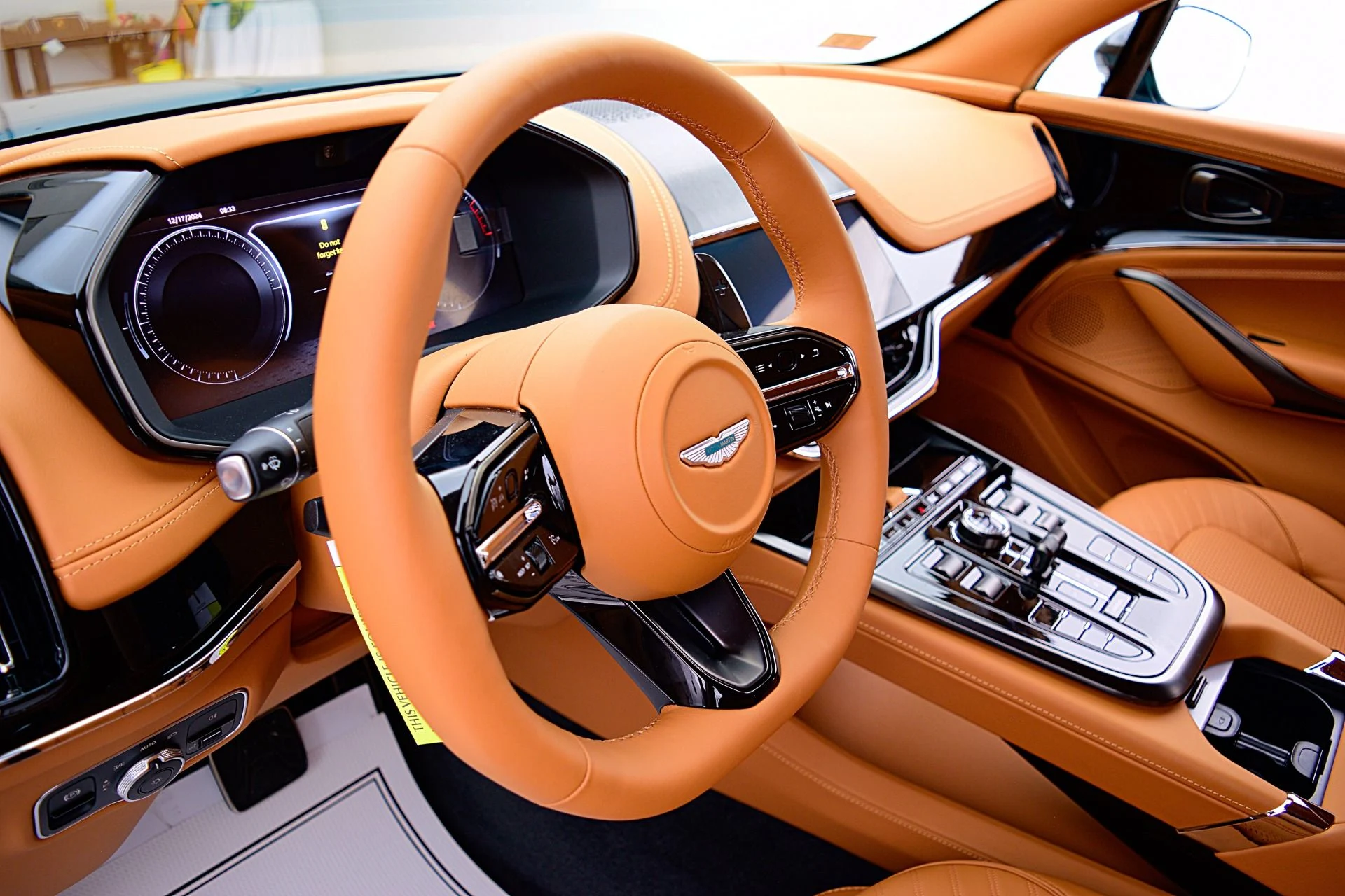 mph025_140473315_New_2025_Aston_Martin_DBX_707_0ff109ca63