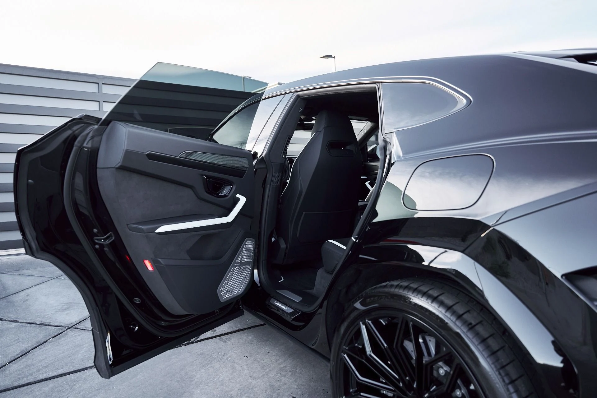 mph025_1414560730_Used_2025_Lamborghini_Urus_SE_1767720857_8995ed1d58