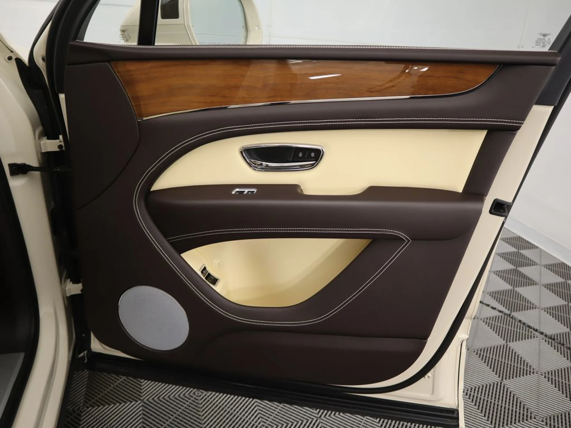 mph025_1439364920_used_2023_bentley_bentayga_v8awd_8119_22972993_26_1024_cf3216da3f