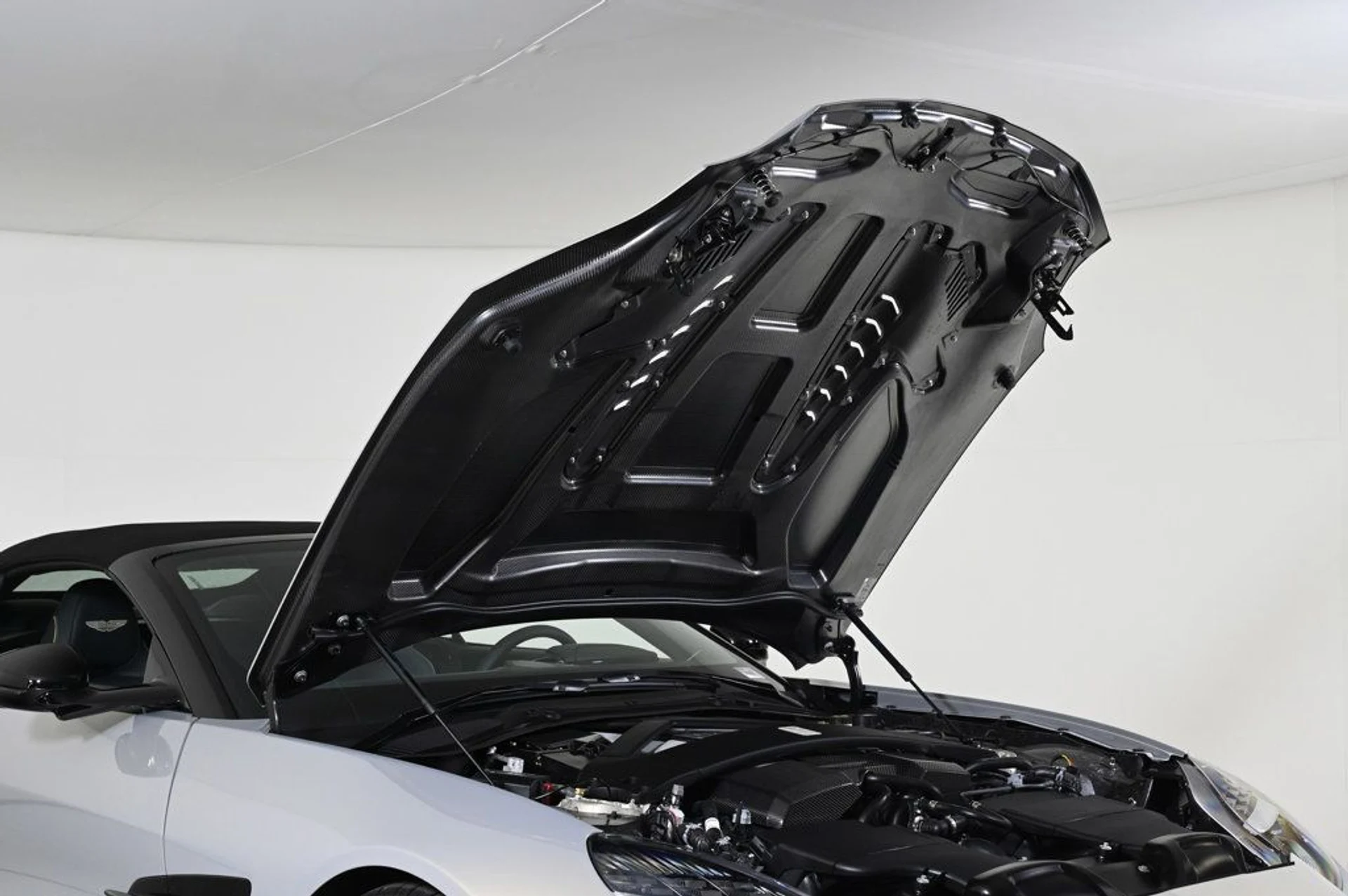 mph025_1467603227_new_2026_aston_martin_vanquish_volante_11350_22943643_25_1024_d47e9c8847