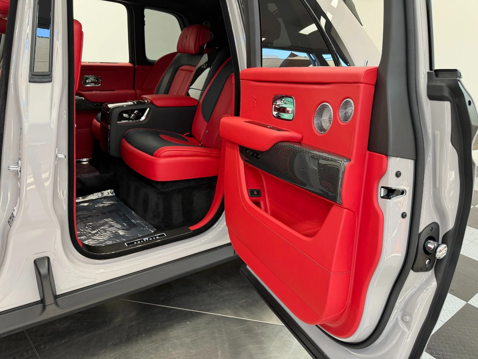 mph025_1489235824_Used_2024_Rolls_Royce_Cullinan_Black_Badge_Immersive_Rear_Seating_Rear_Theatre_Configuration_1782147217_6453a2d520