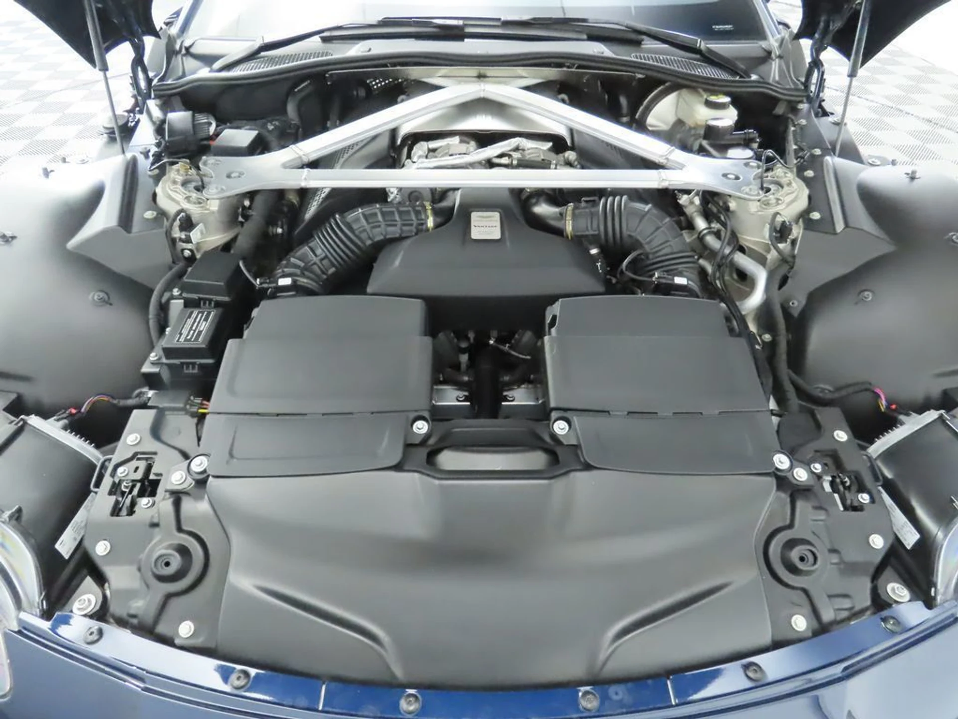 mph025_1518780070_used_2020_aston_martin_vantage_coupe_8119_22982881_26_1024_ee57febf67