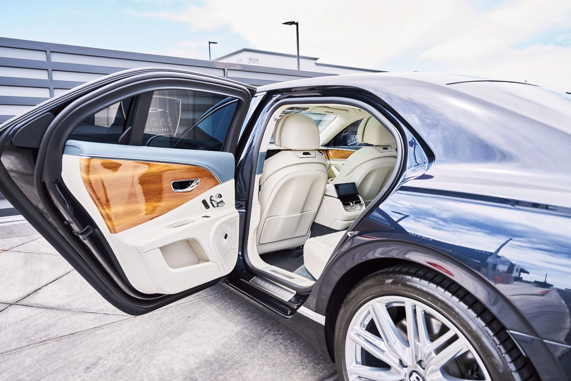 mph025_1526187952_Used_2021_Bentley_Flying_Spur_V8_1779867090_08175ceec9