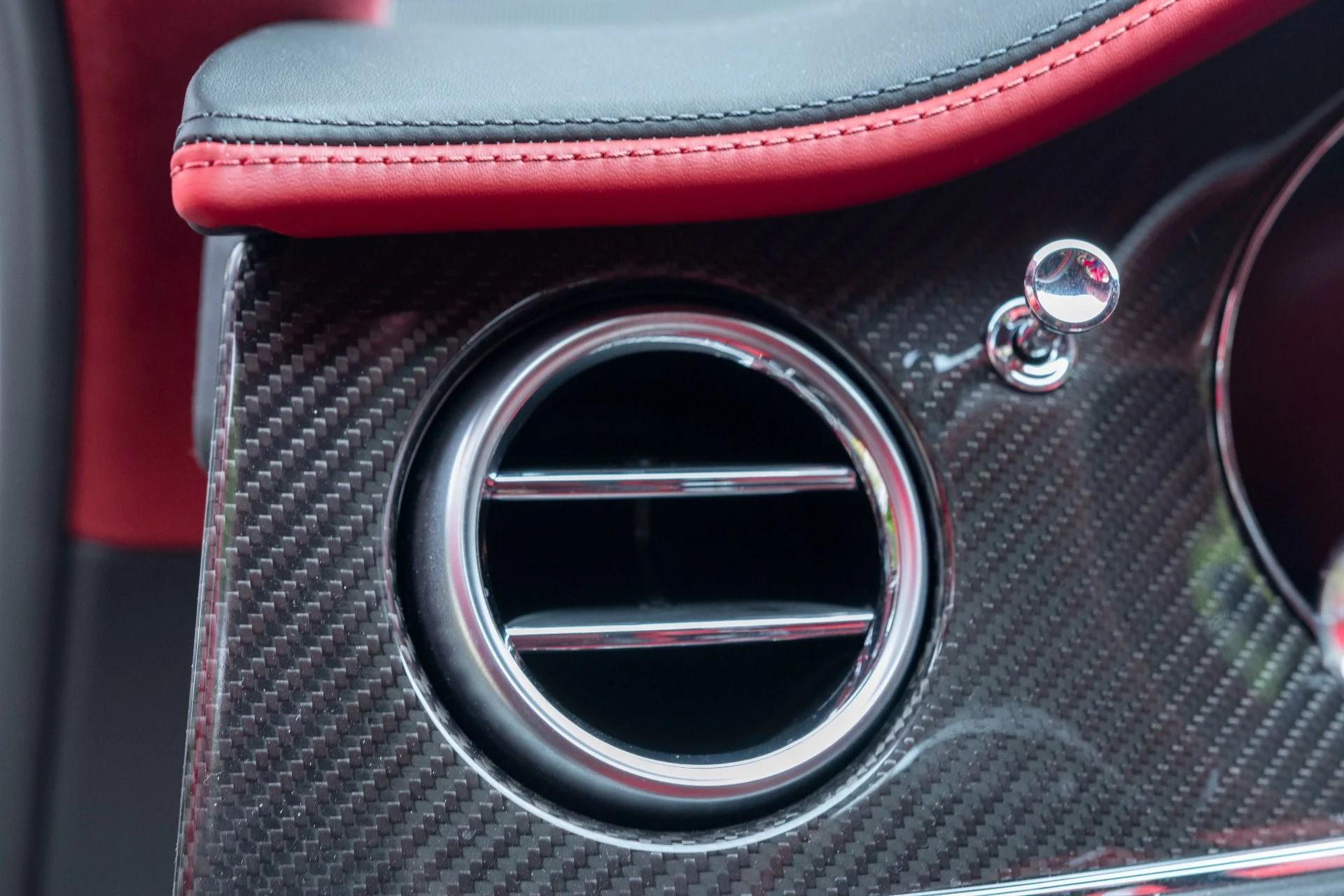 mph025_1529324468_Used_2024_Bentley_Flying_Spur_V8_1779398452_cdd8877c0d