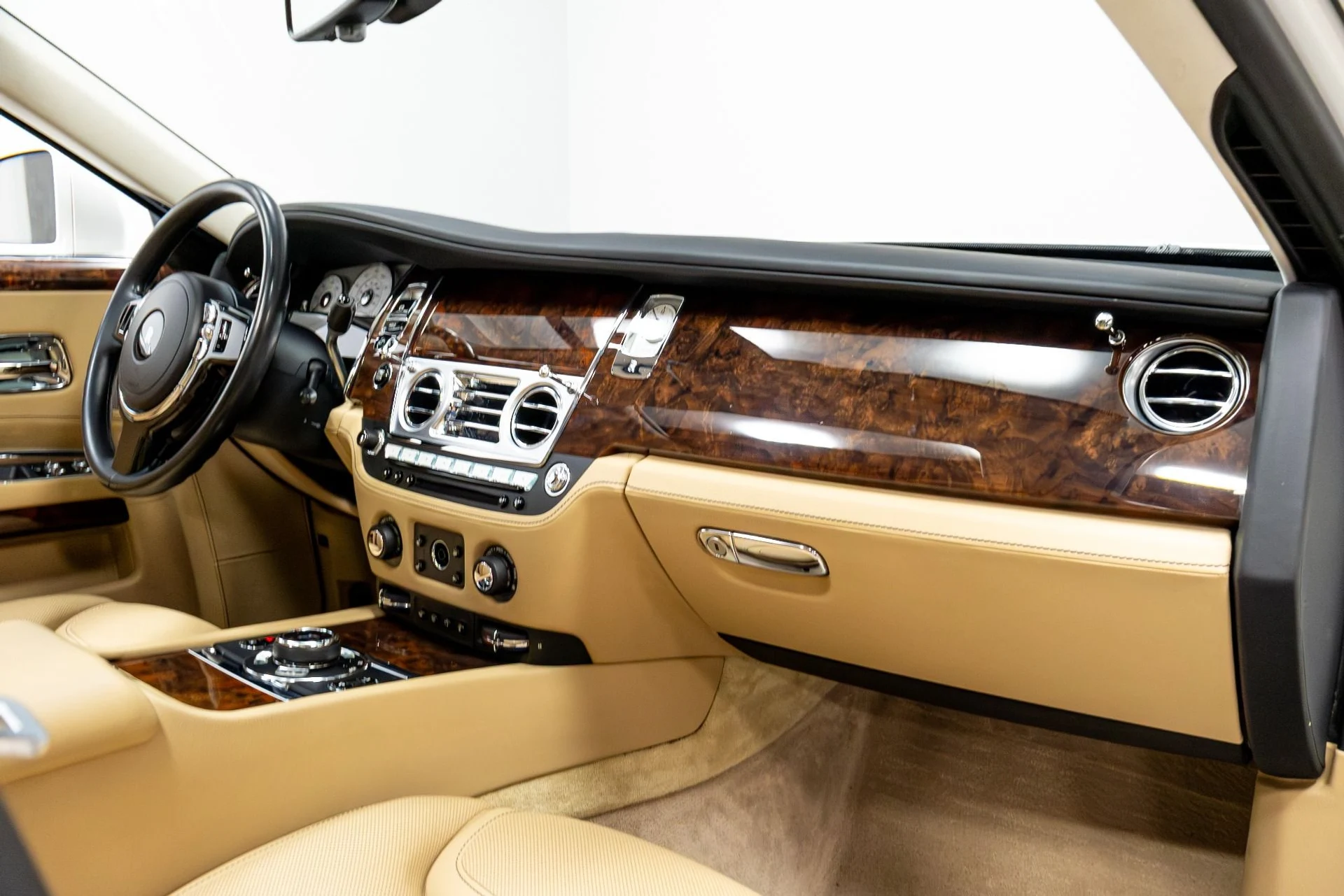 mph025_1533462790_Used_2017_Rolls_Royce_Ghost_1774888920_477ec71635