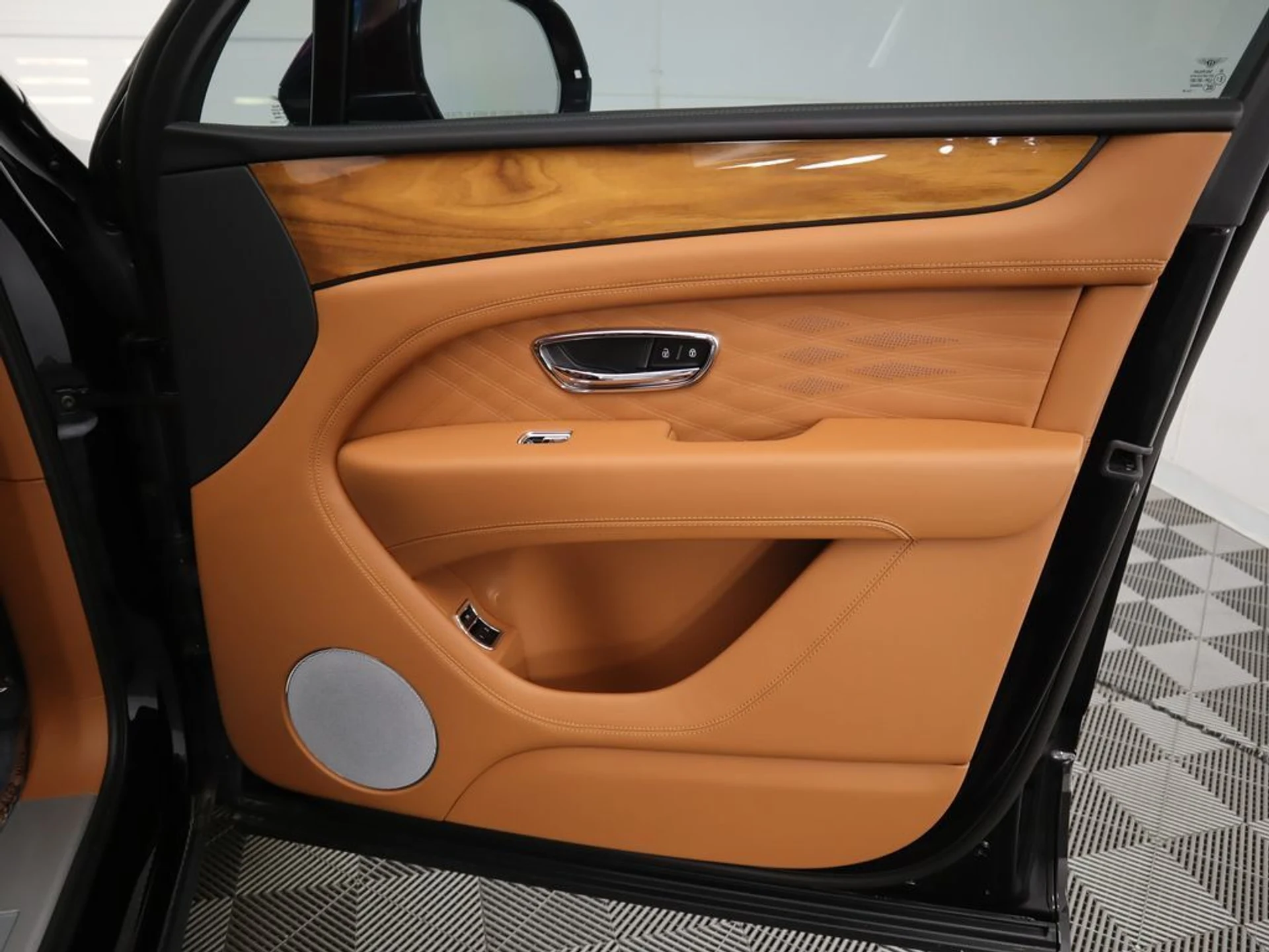 mph025_1545845911_new_2025_bentley_bentayga_v8awd_8119_22910537_26_1024_421cd2c071