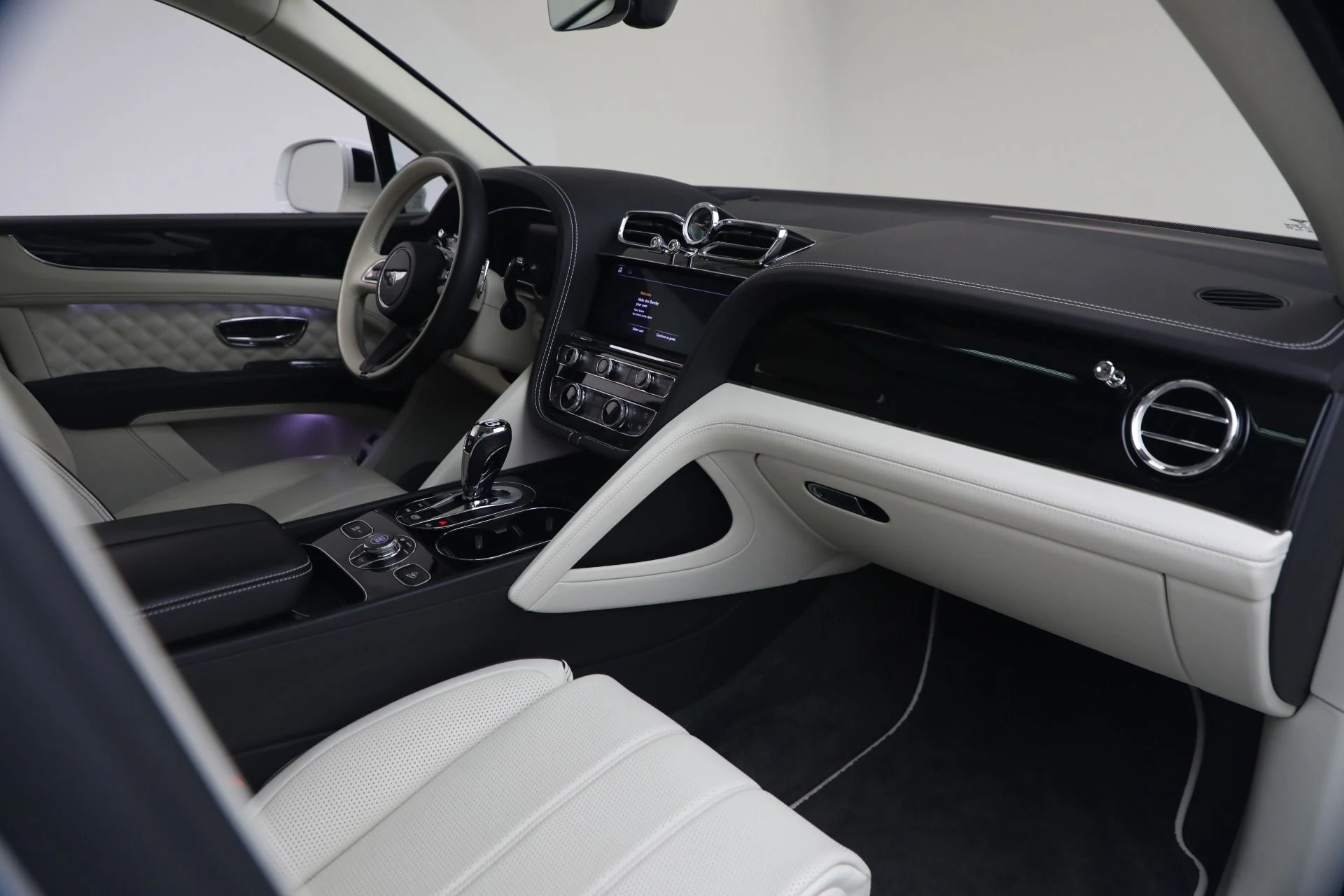 mph025_1561551685_Used_2022_Bentley_Bentayga_V8_1777753010_dcfeba9db6