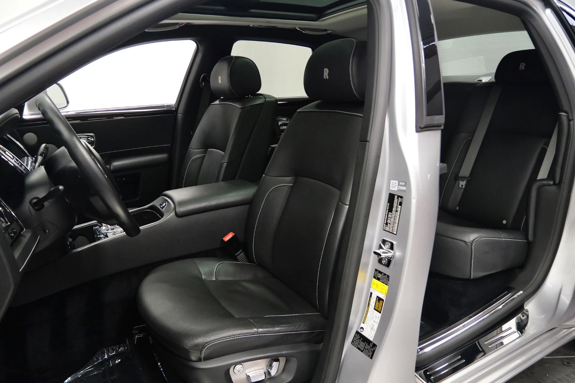 mph025_1564523820_Used_2013_Rolls_Royce_Ghost_Rear_Seat_Entertainment_Picnic_Tables_V12_Power_1766770439_27d5996d68