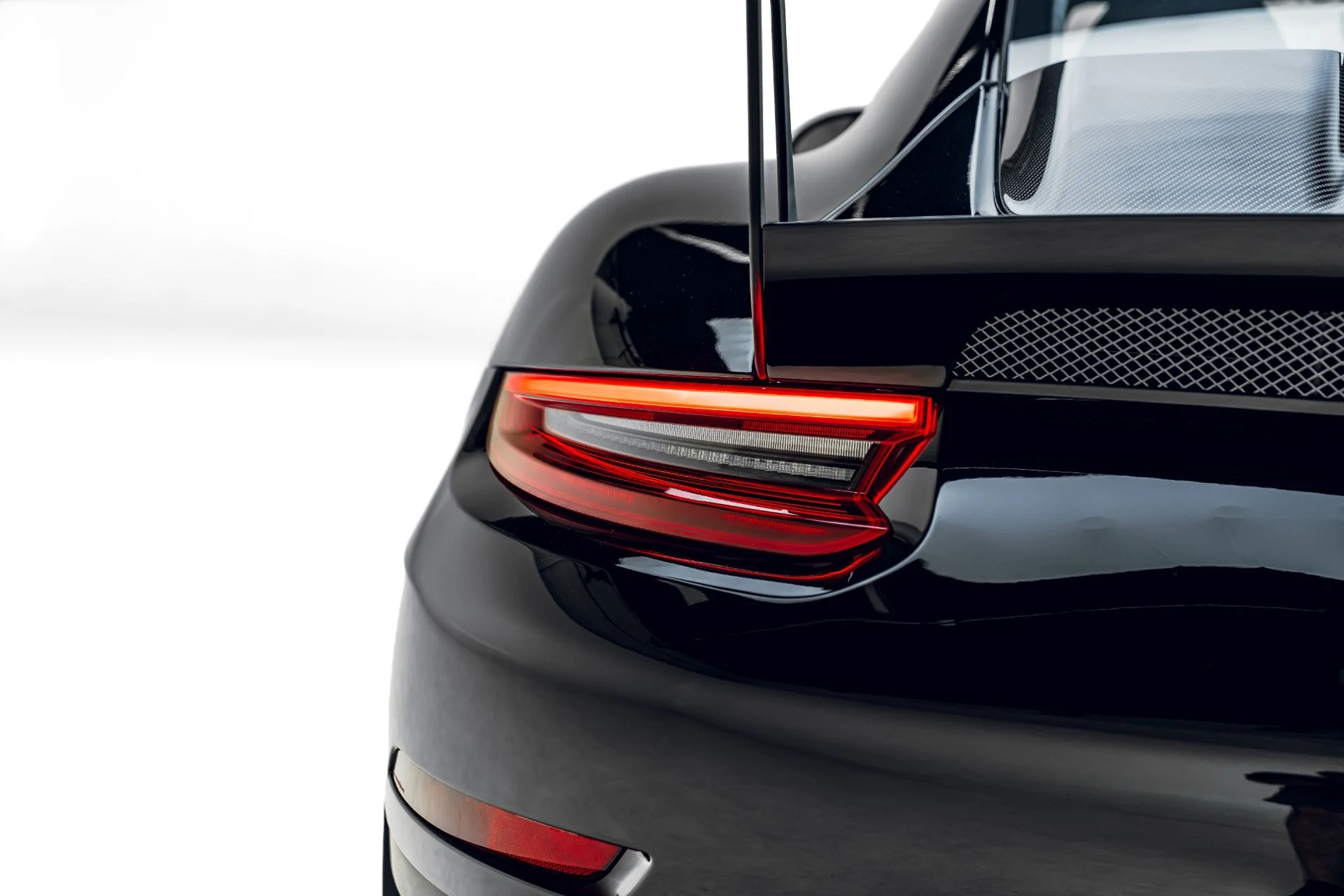 mph025_1580760714_Used_2018_Porsche_911_GT_2_RS_1783012726_f0b6fa51ec