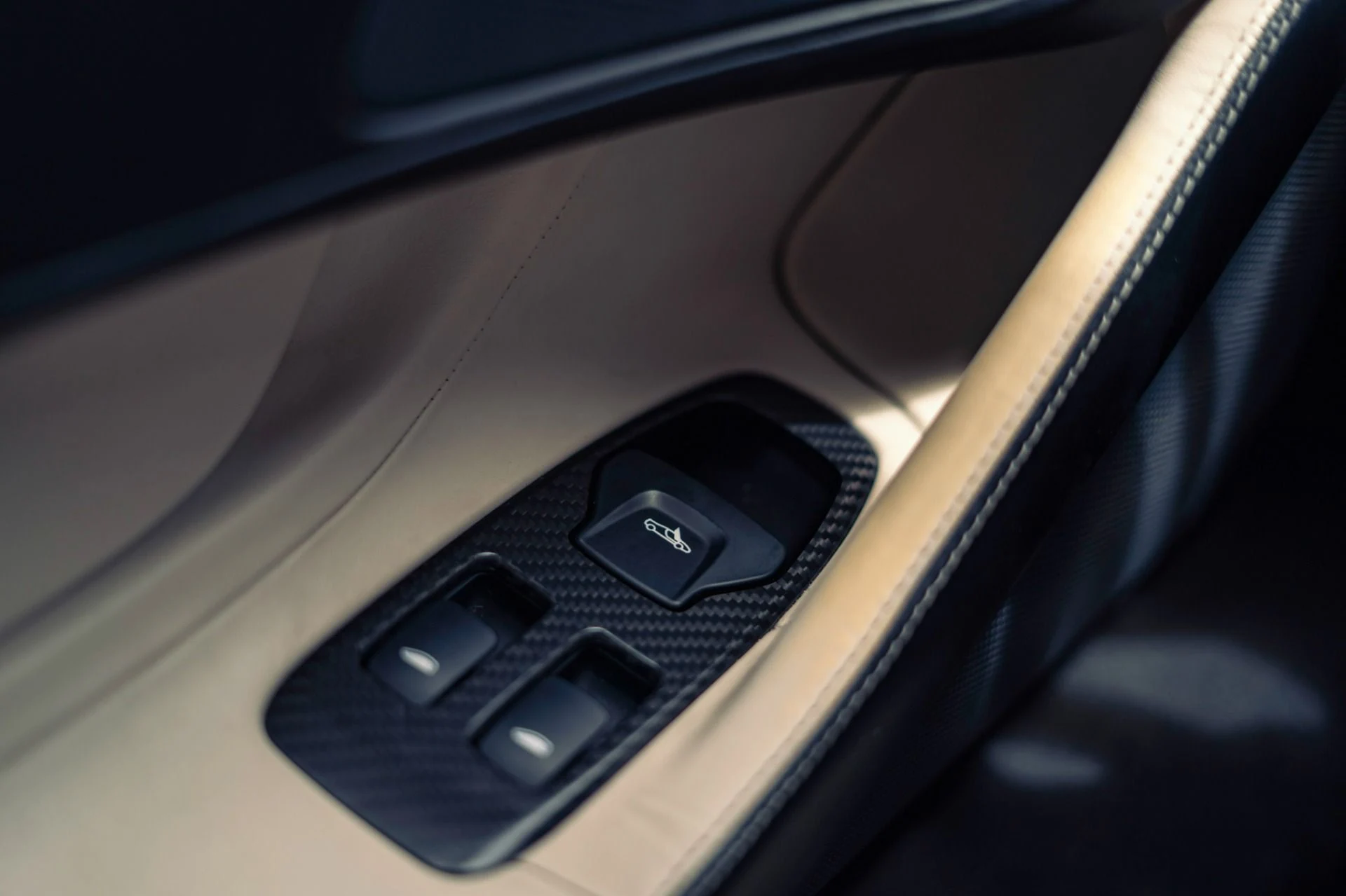 mph025_1595430463_Used_2016_Mc_Laren_570_S_w_a_236_K_MSRP_LOADED_w_MSO_Carbon_Options_1776279774_62d20bfb99