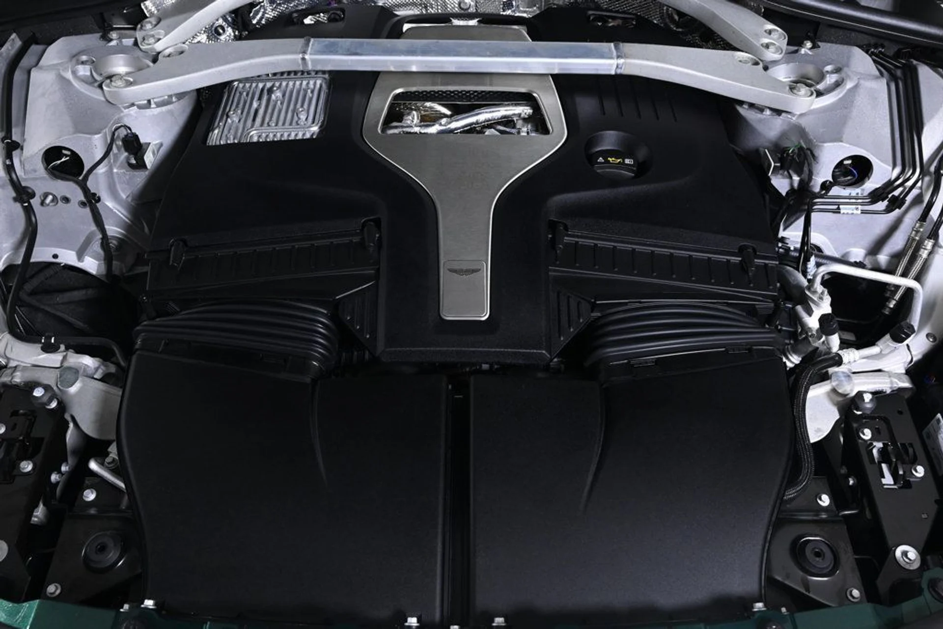 mph025_1602840433_new_2026_aston_martin_dbx_707awd_11350_22961642_25_1024_2612805cb6