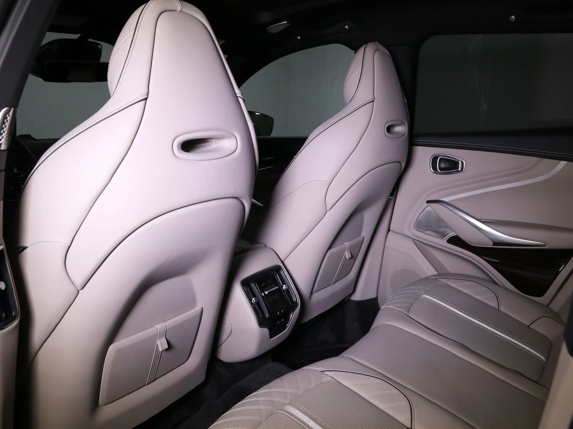 mph025_1608801080_New_2025_Aston_Martin_DBX_707_1758482586_bc205c0c49